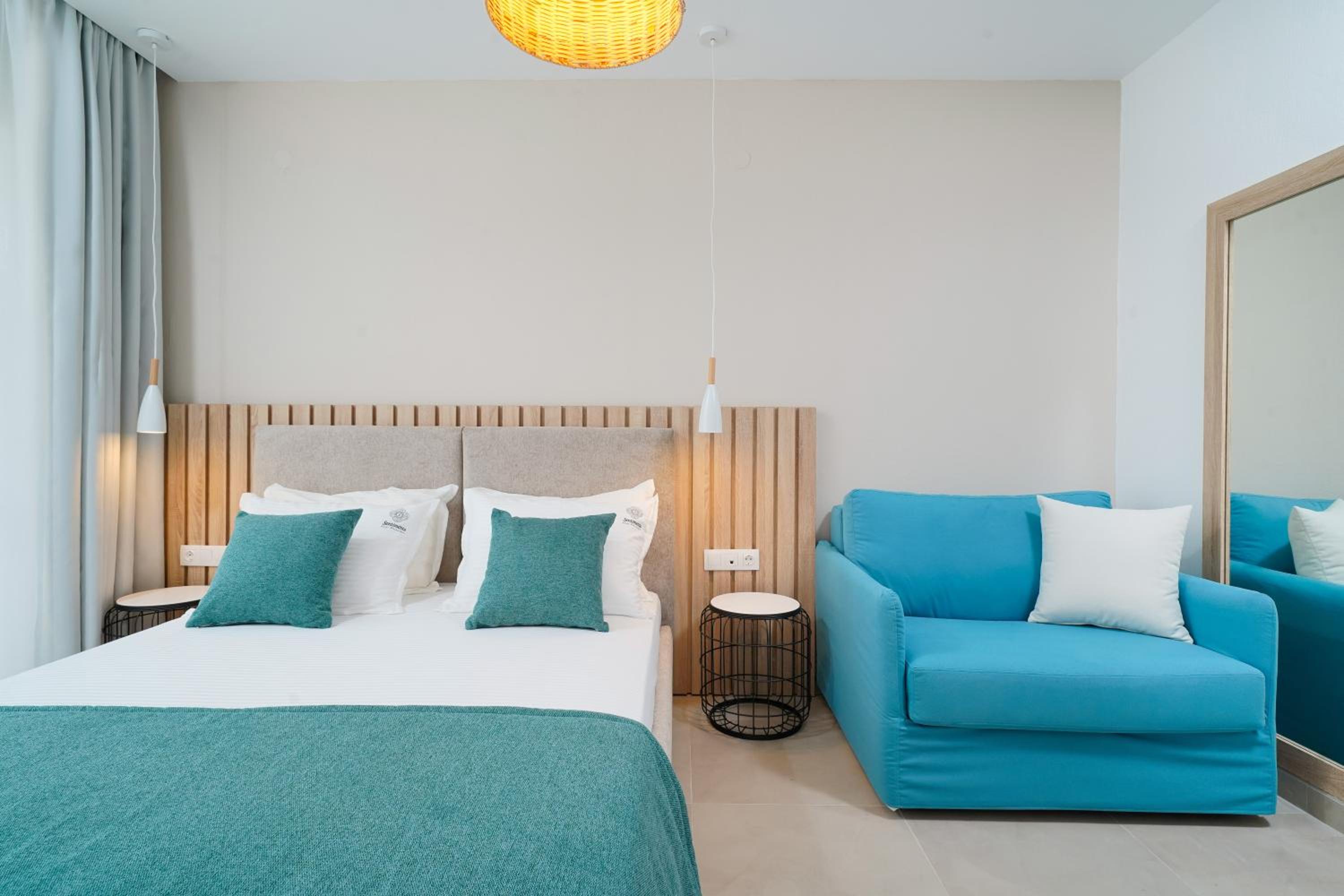 Deluxe Double Room (2 Adults + 1 Child)