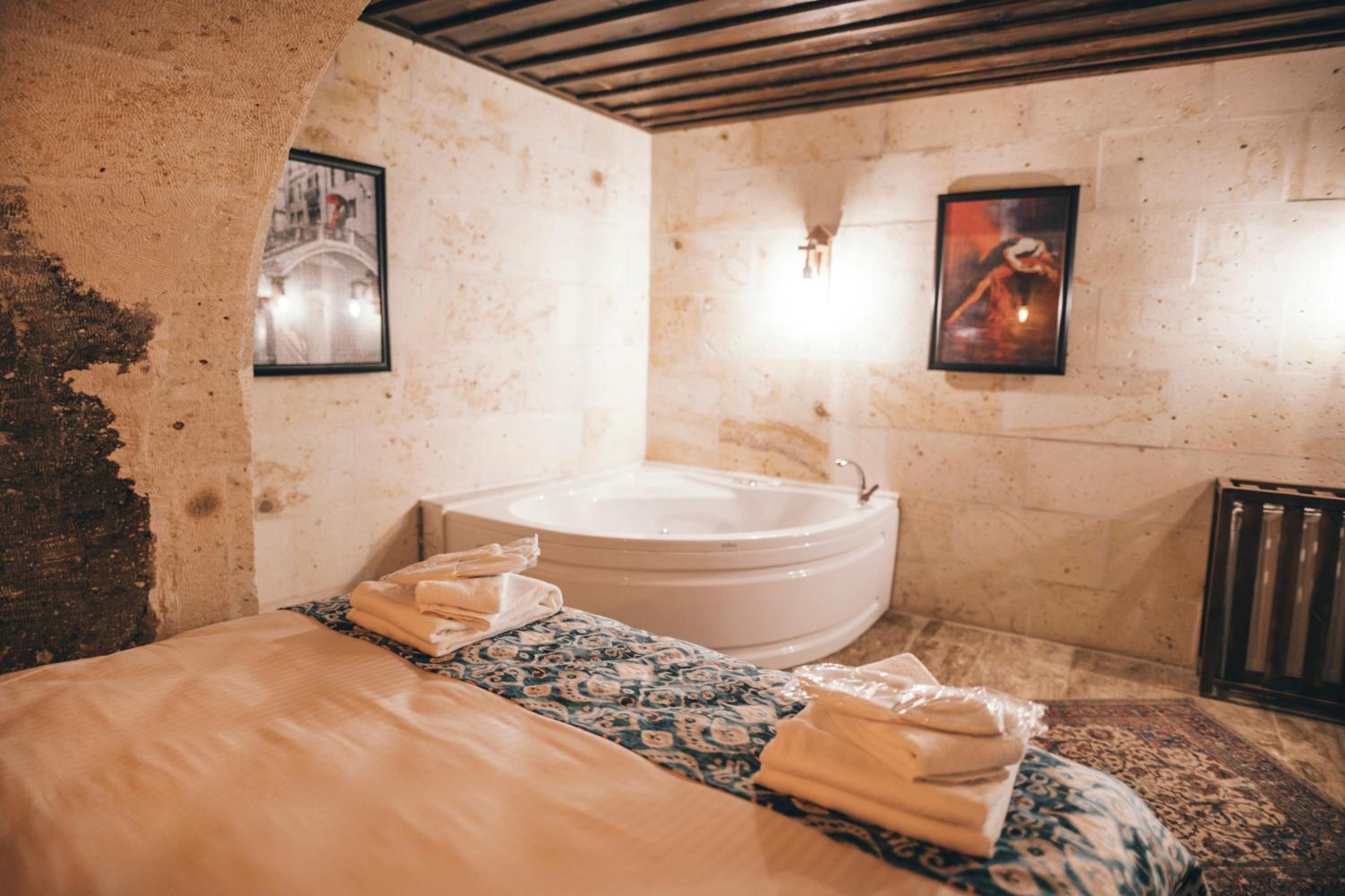 Deluxe Double Room (2 Adults + 1 Child) - Photo 3