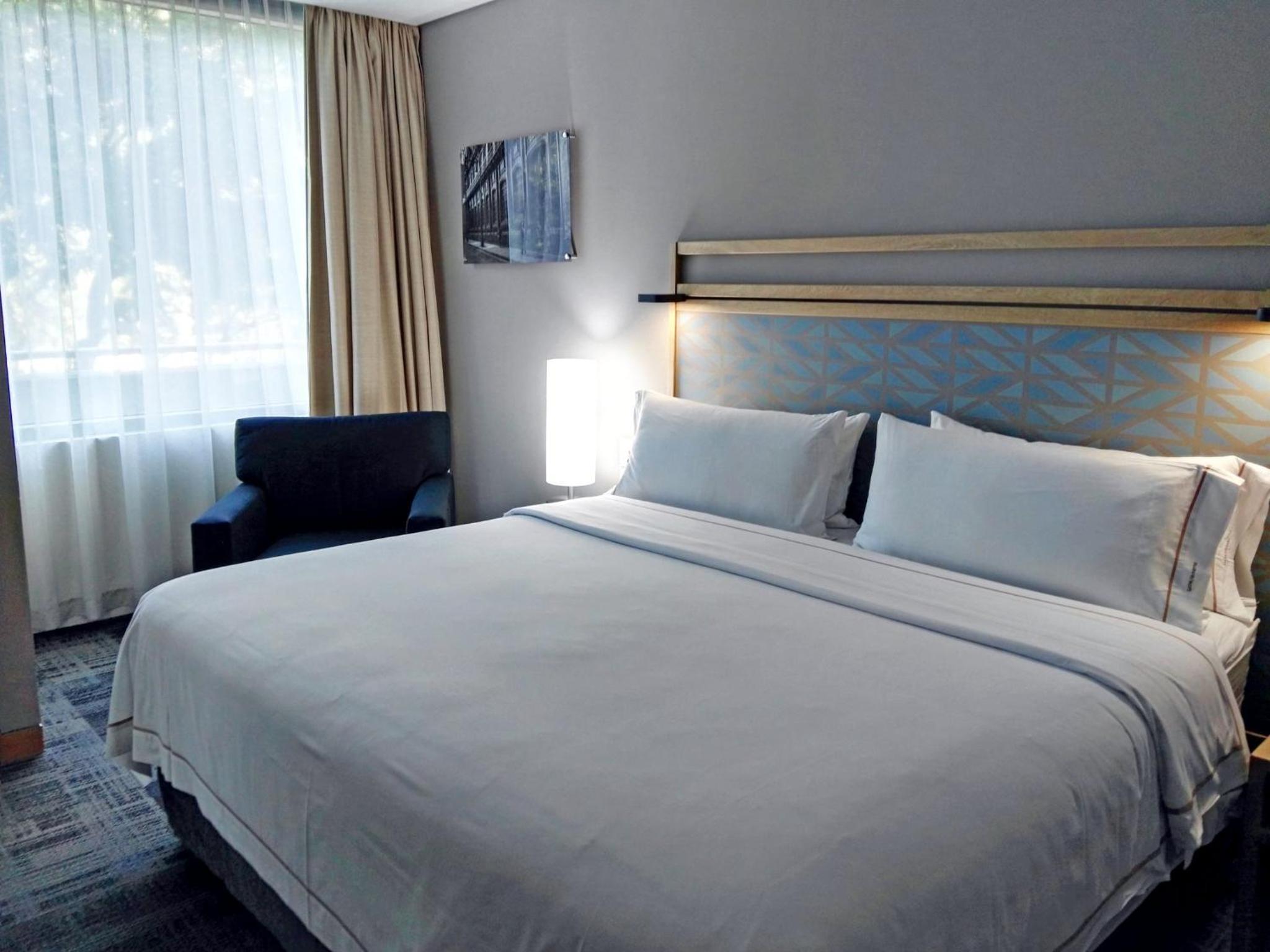 Standard King Room thumbnail 5