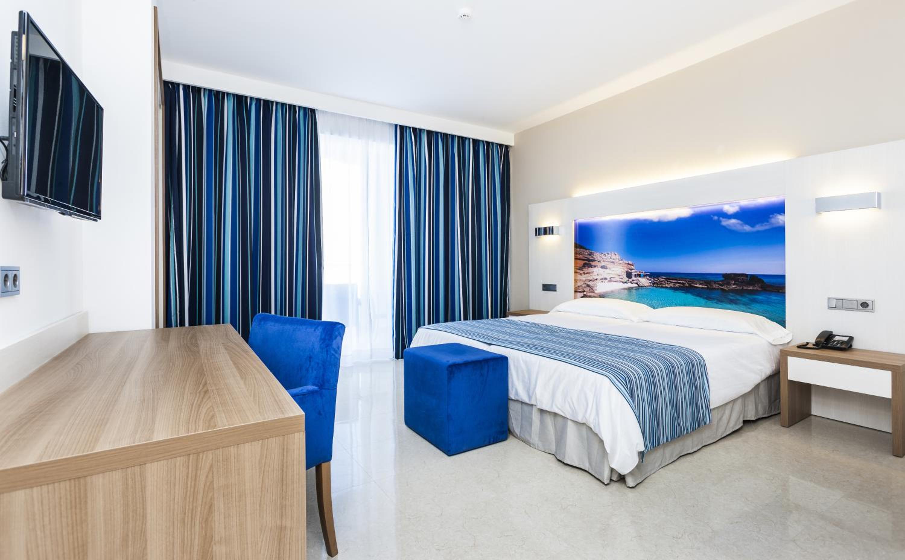 Habitación Doble Superior con Balcón (2 Adultos + 2 Niños)