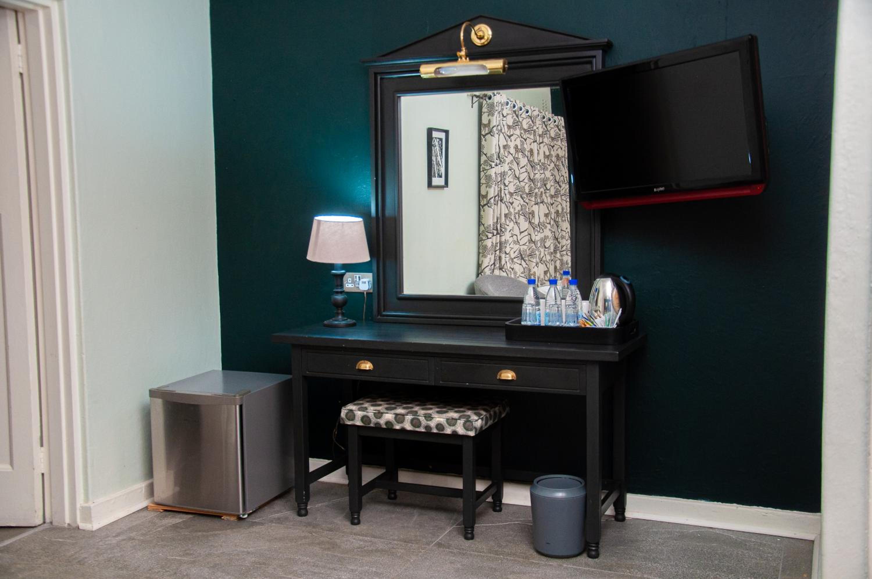 Family Room with Shared Bathroom photo 1