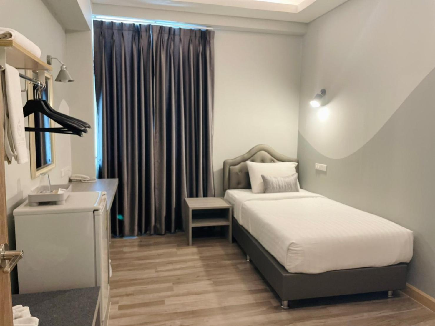 Single Room with Shared Bathroom photo 2