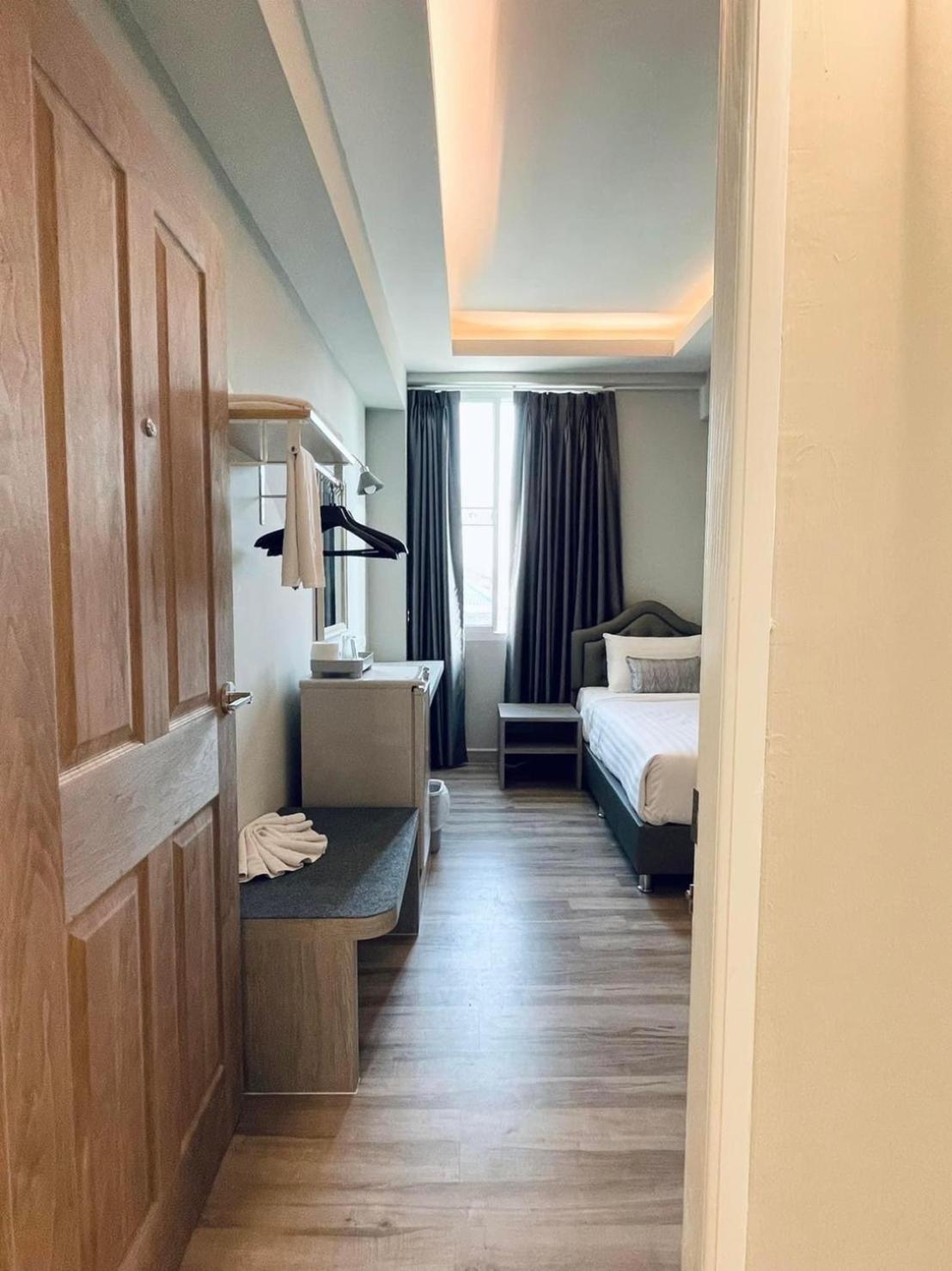 Single Room with Shared Bathroom photo 3