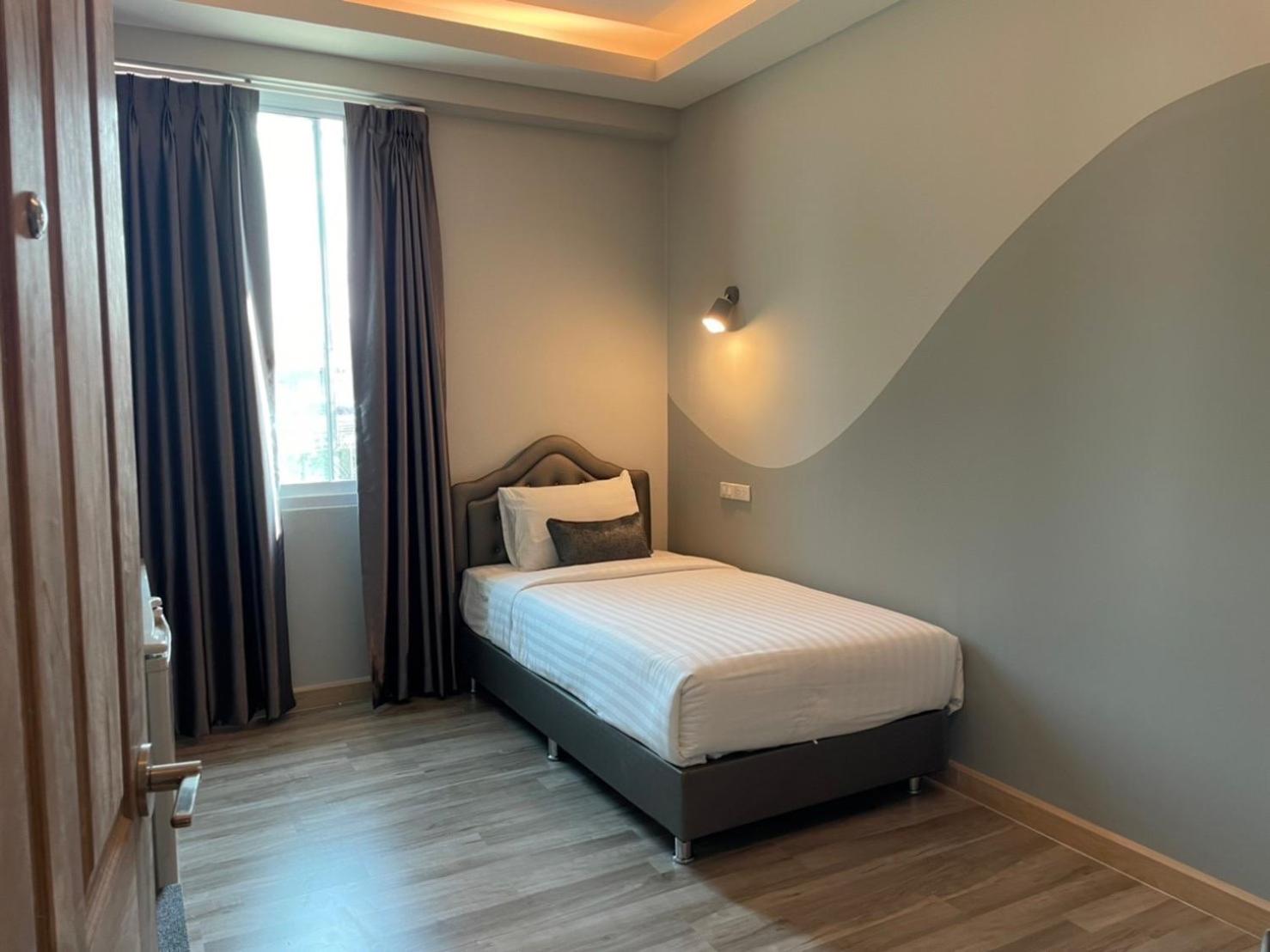 Single Room with Shared Bathroom