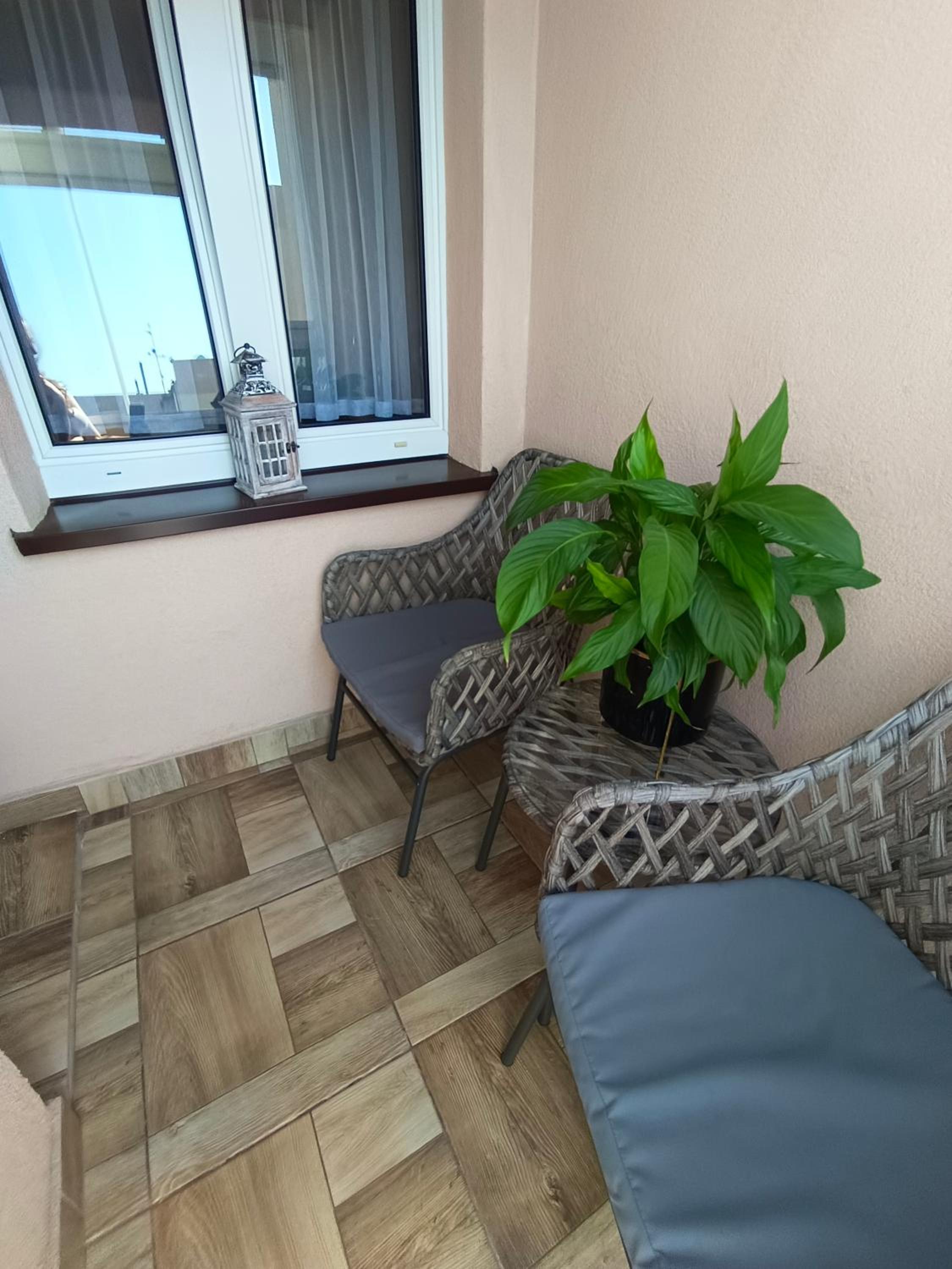 Apartment with Balcony - Photo 4