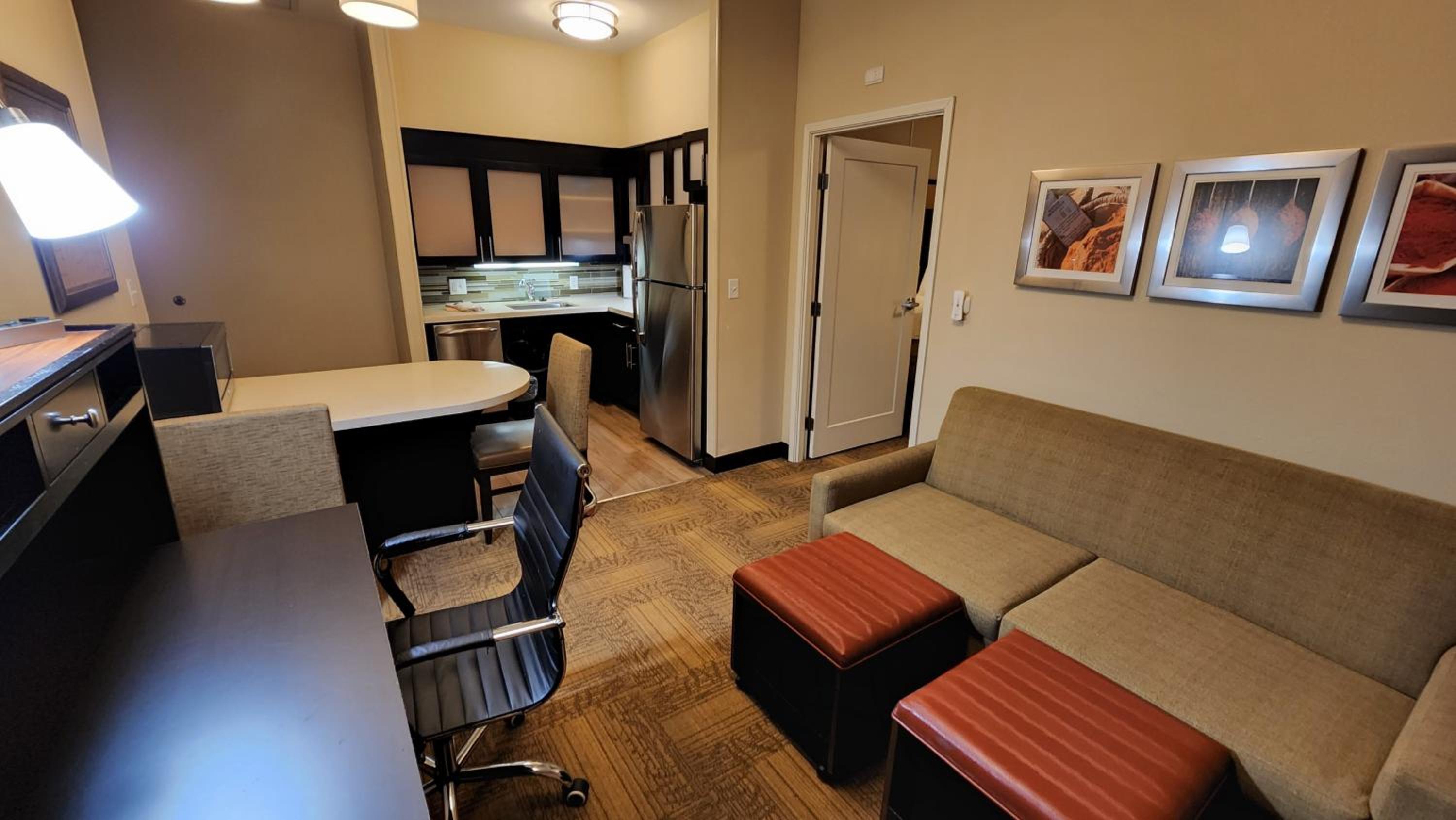 One-Bedroom King Suite with Communications Accessible Roll-In Shower thumbnail 6