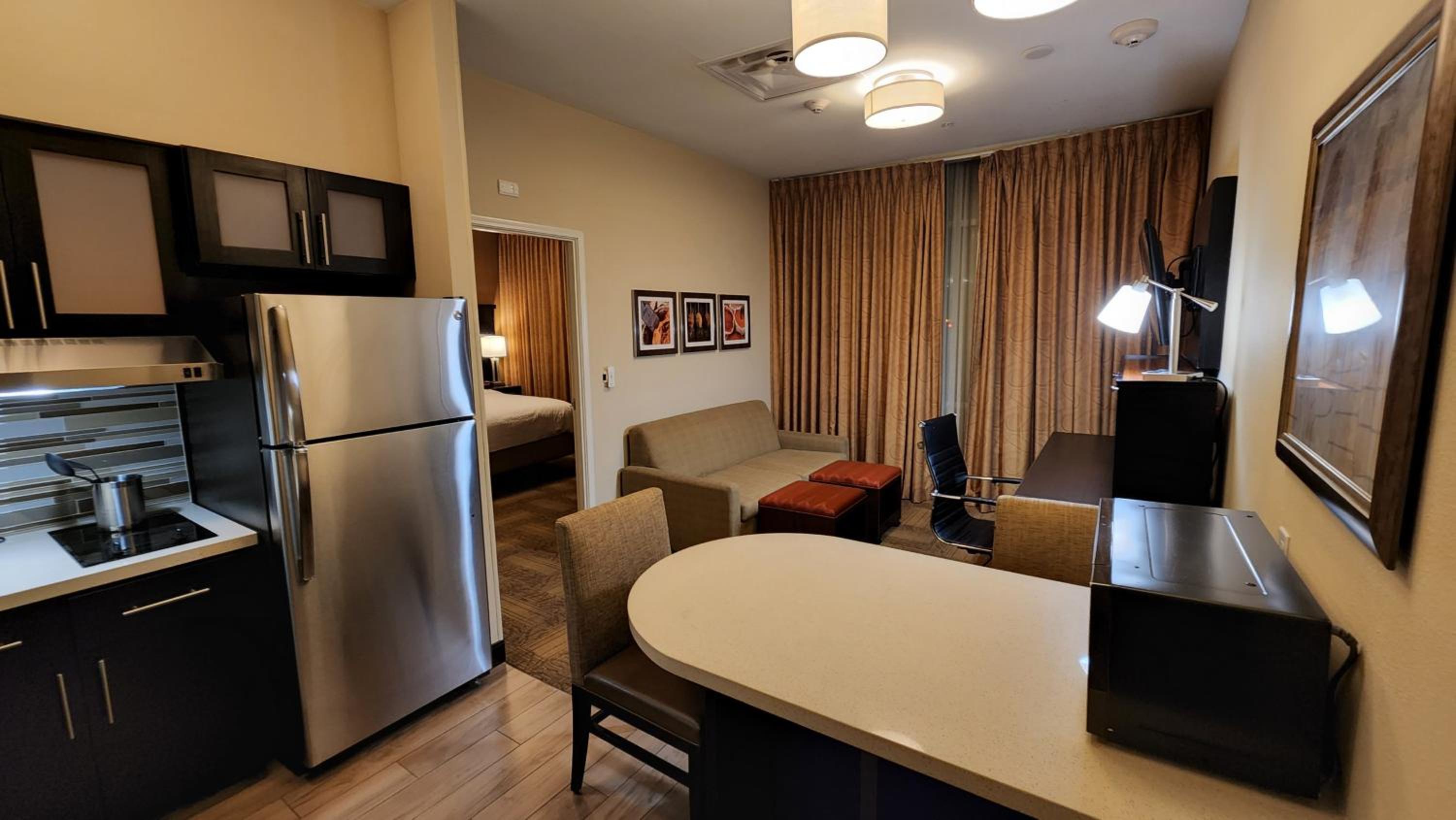 One-Bedroom King Suite with Communications Accessible Roll-In Shower thumbnail 6