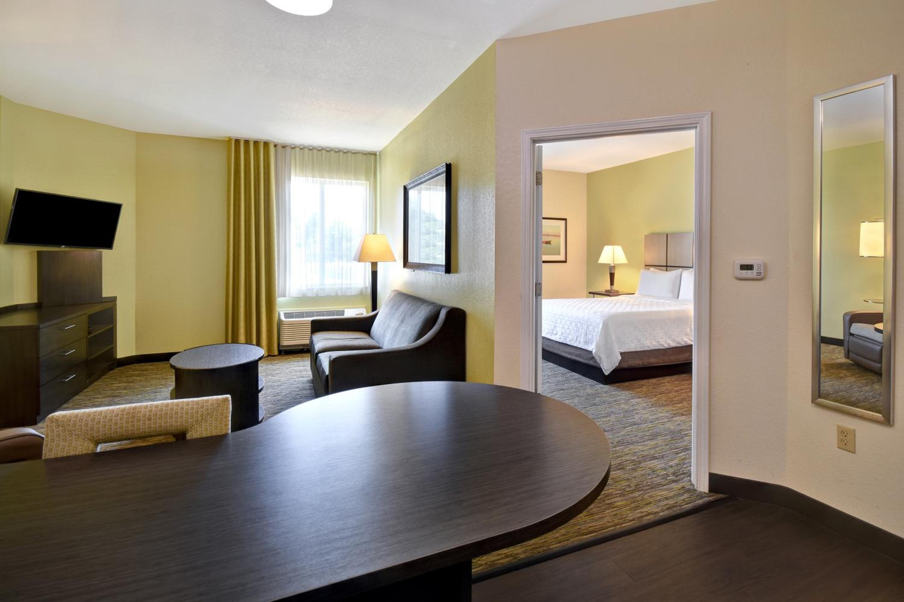 One-bedroom Queen Suite-Hearing Accessible photo 2