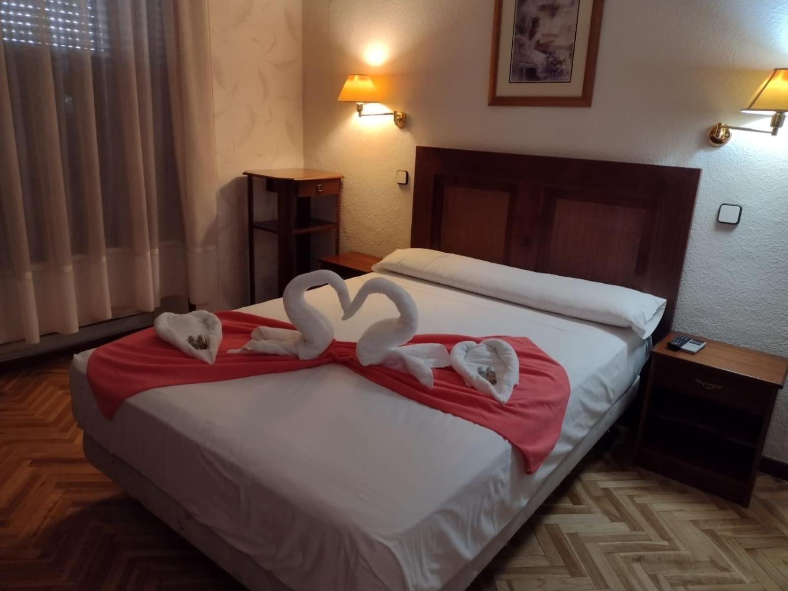 Double Room with Balcony - Photo 3