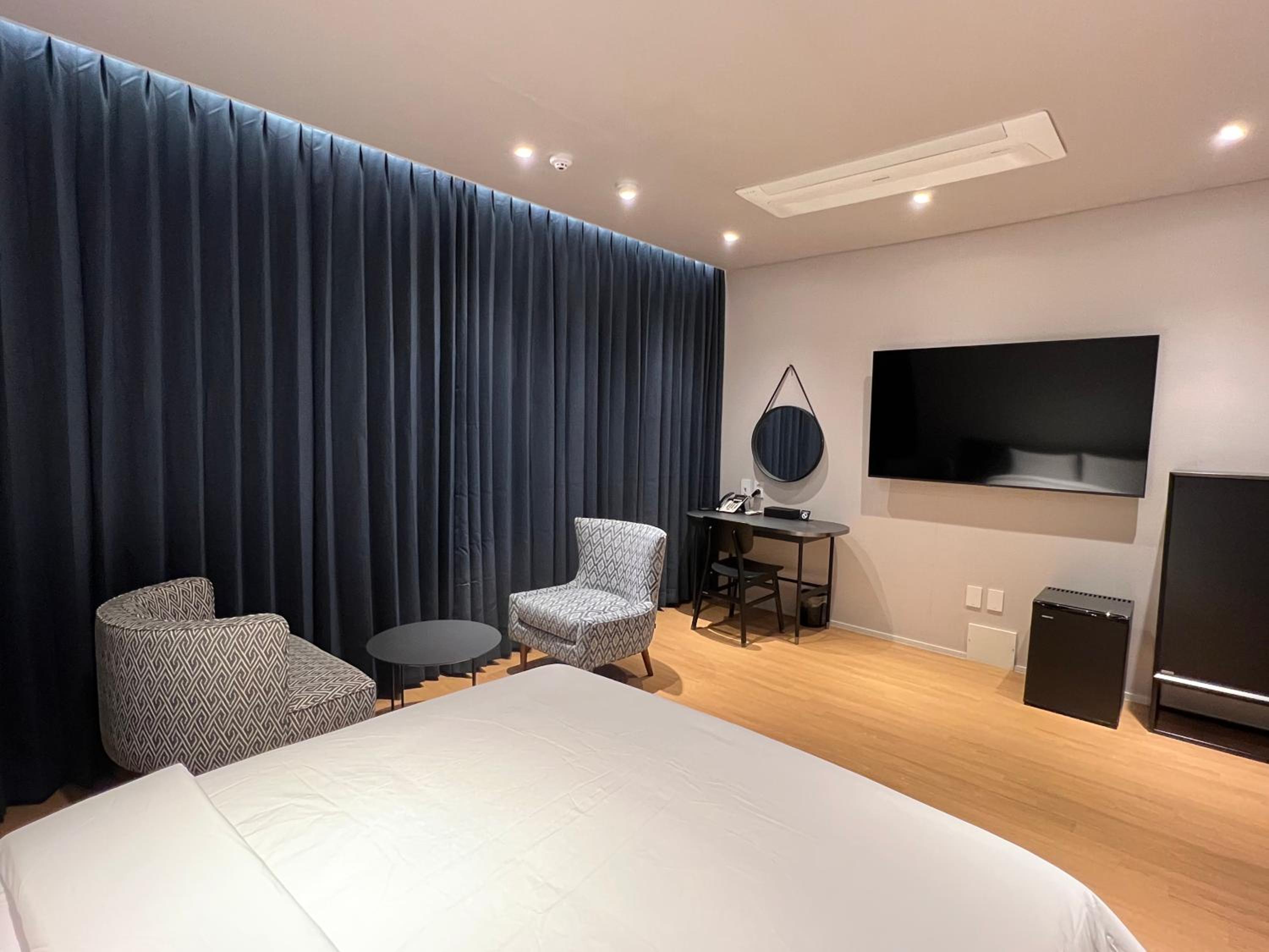 Deluxe King Room - Photo 2