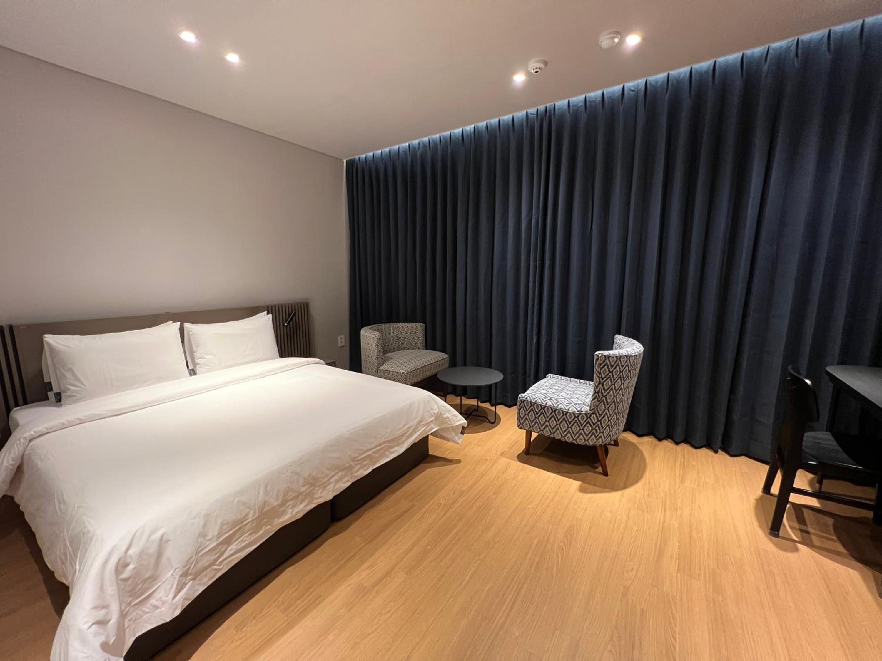 Deluxe King Room - Photo 6