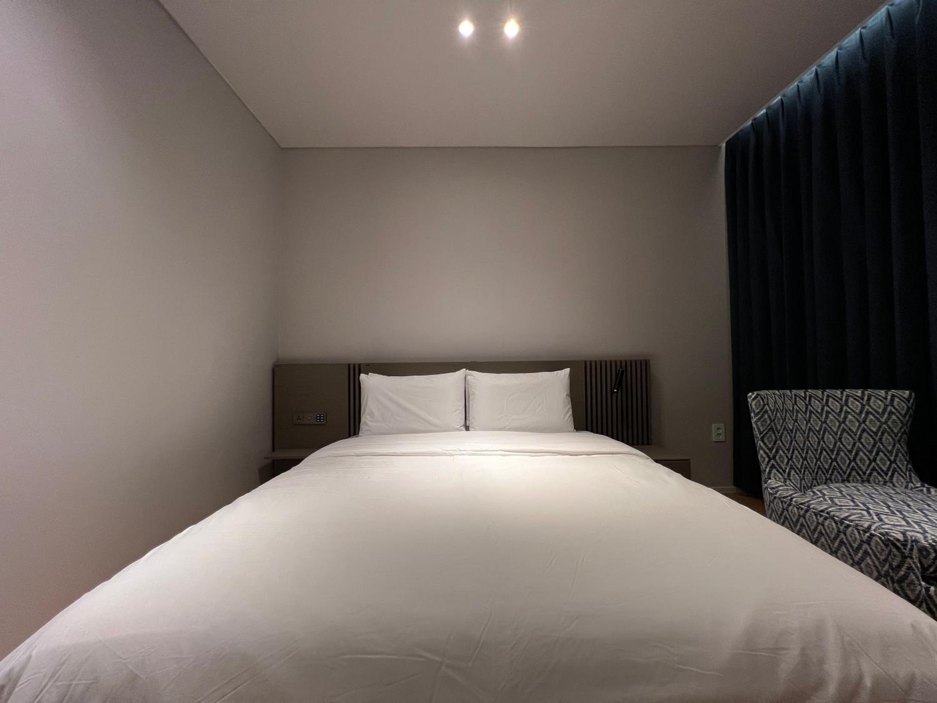 Standard King Room - Photo 8