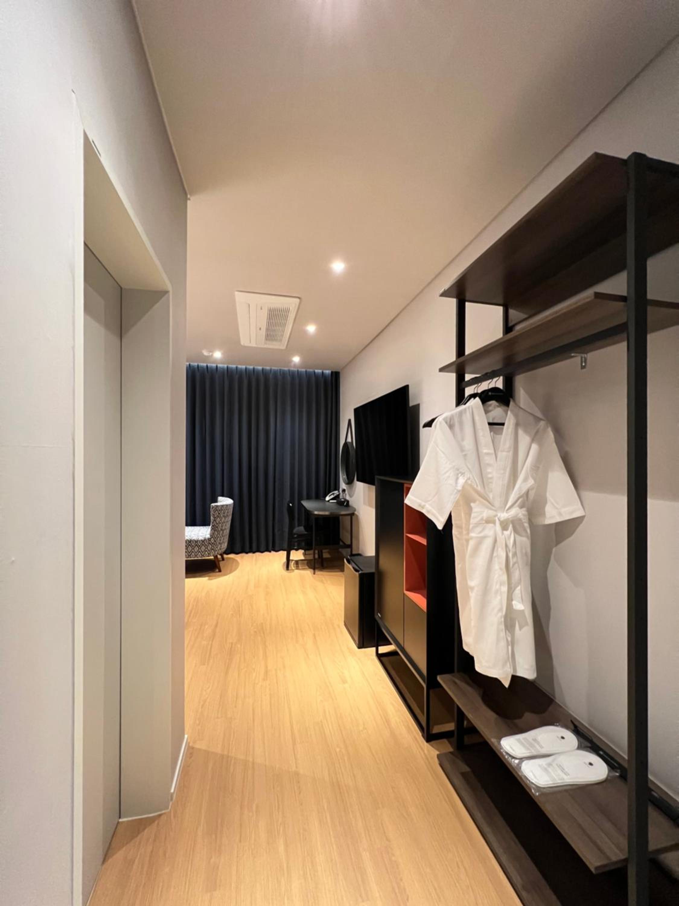 Deluxe King Room - Photo 9