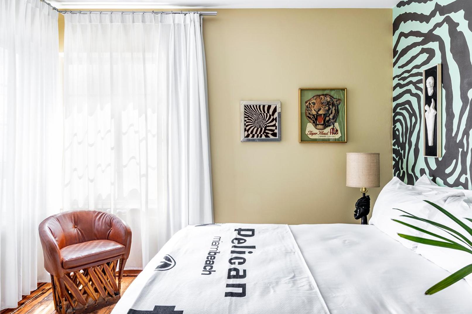 Deluxe Queen Room - Photo 11