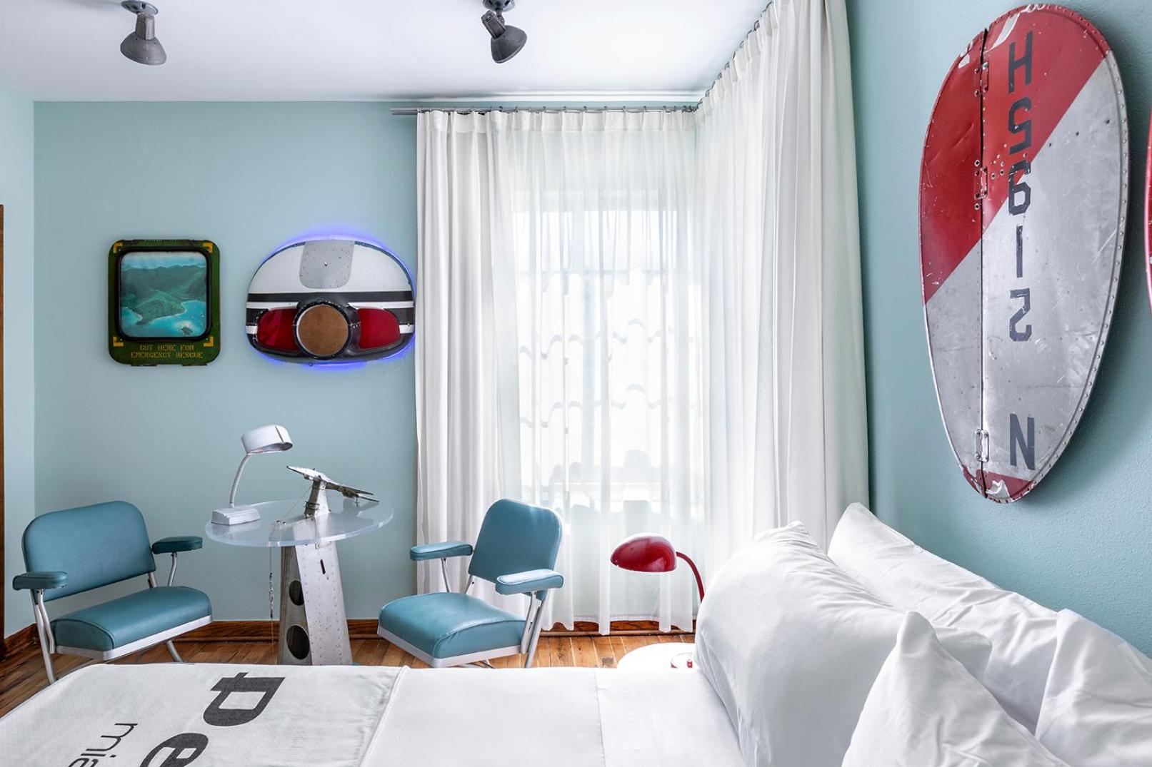 Deluxe Queen Room - Photo 9