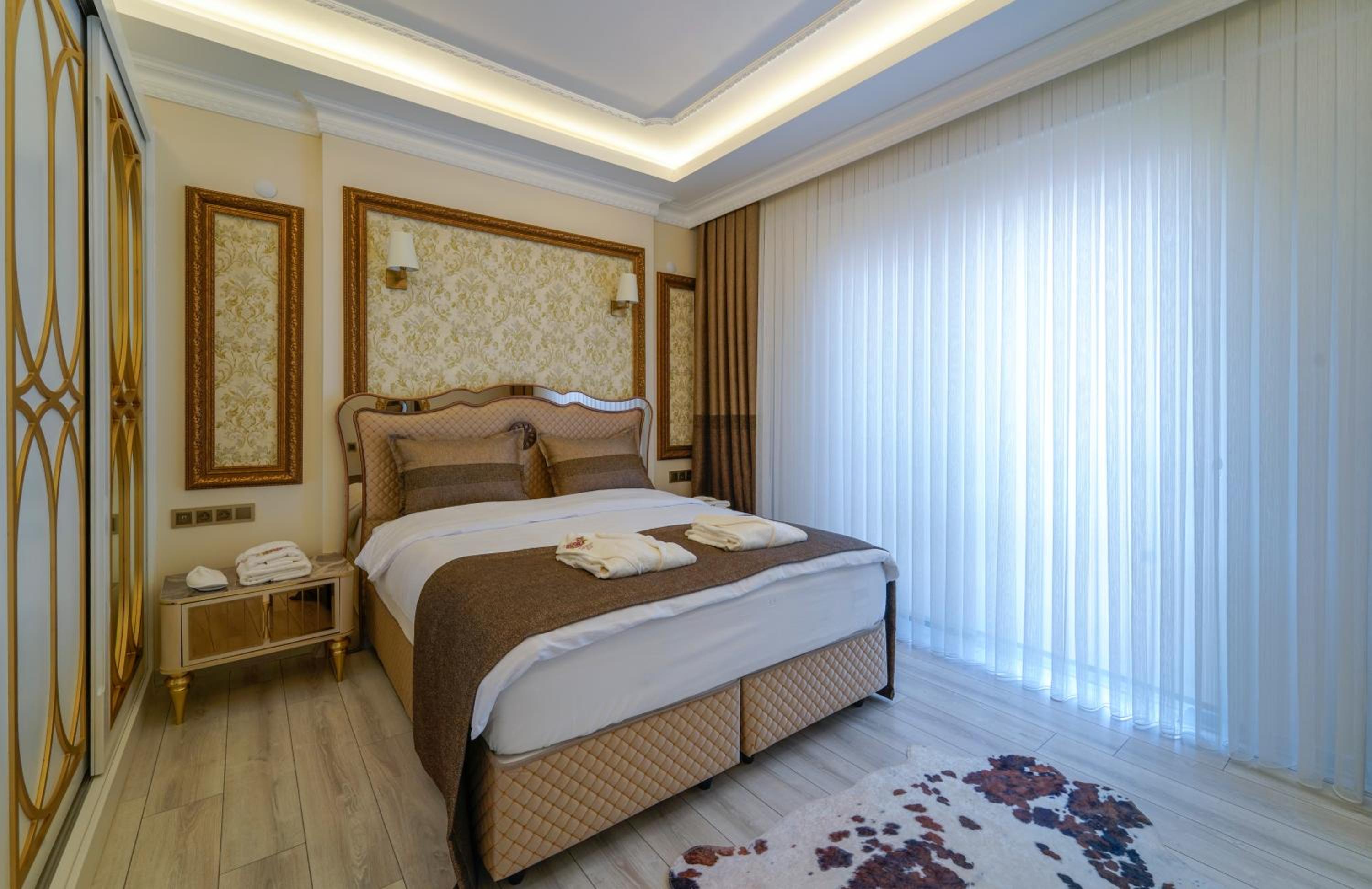 Junior Suite with Balcony - Photo 3