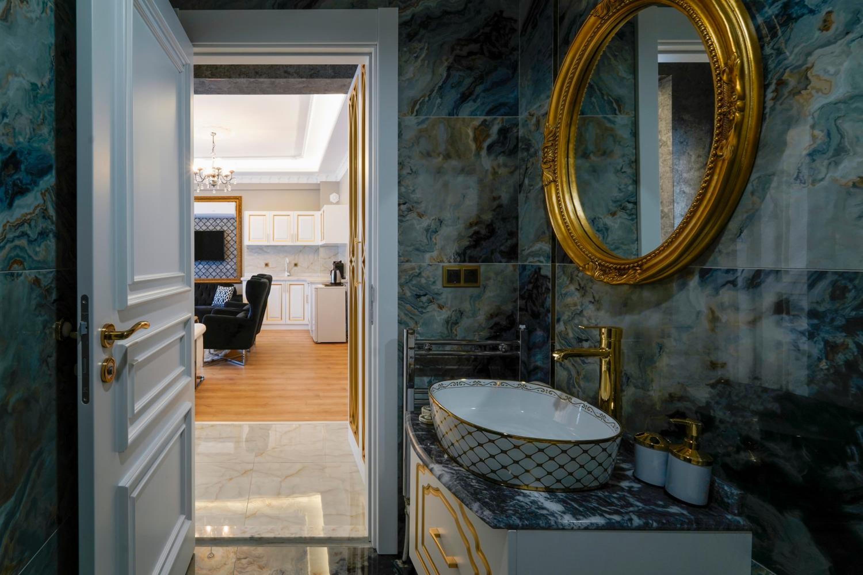 Junior Suite with Balcony - Photo 4