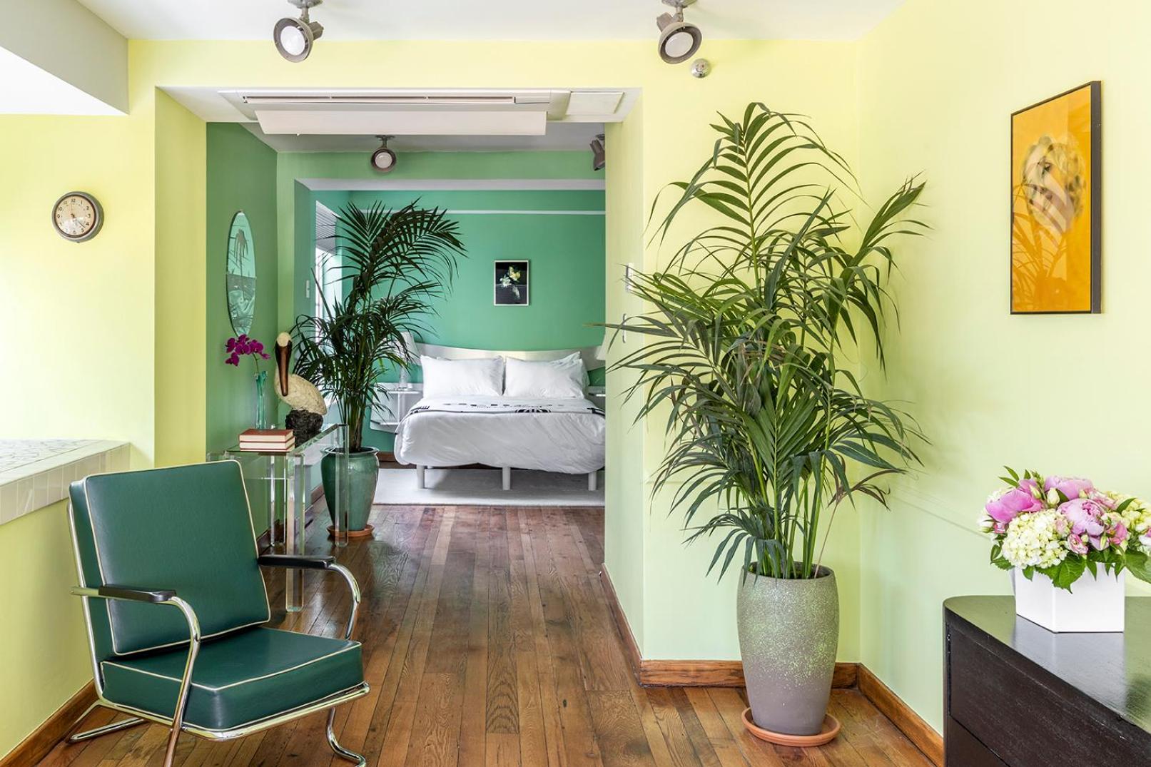 Queen Suite - Photo 1