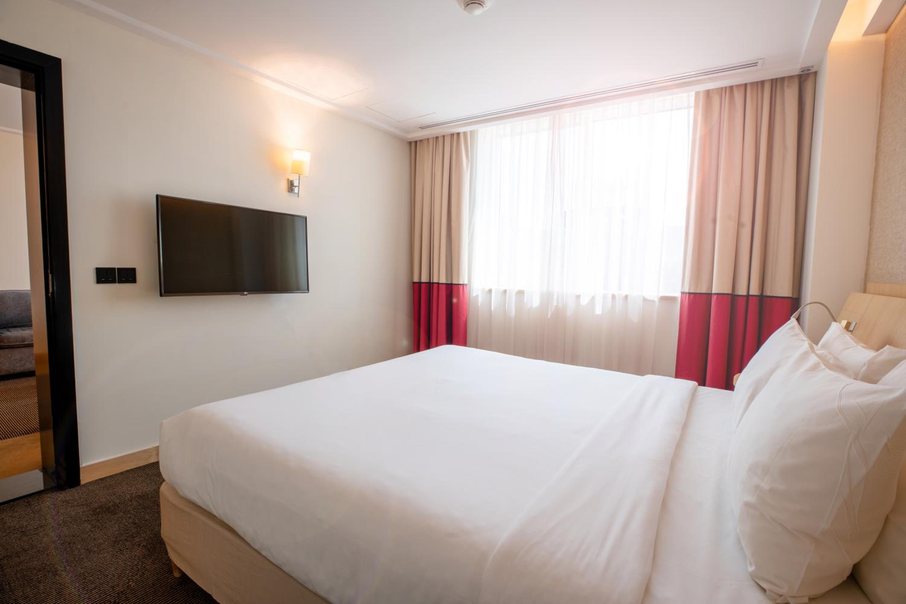 Superior Suite with 1 Double Bed ,Living Room, and Sofa thumbnail 6