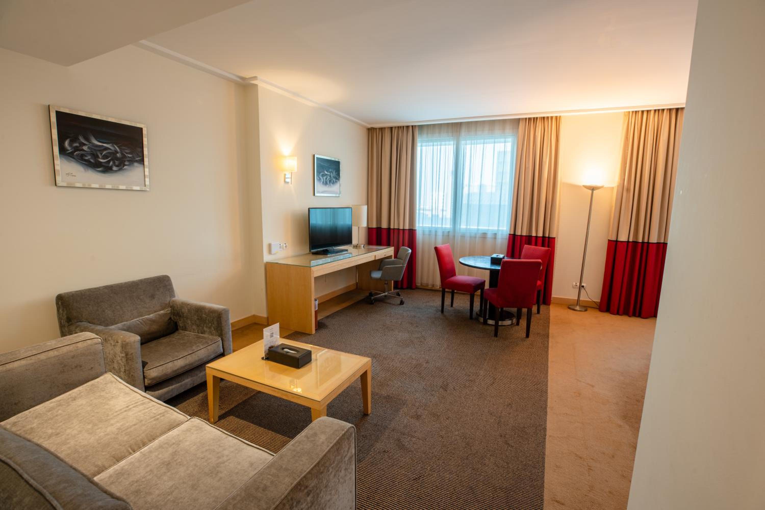 Junior Queen Suite