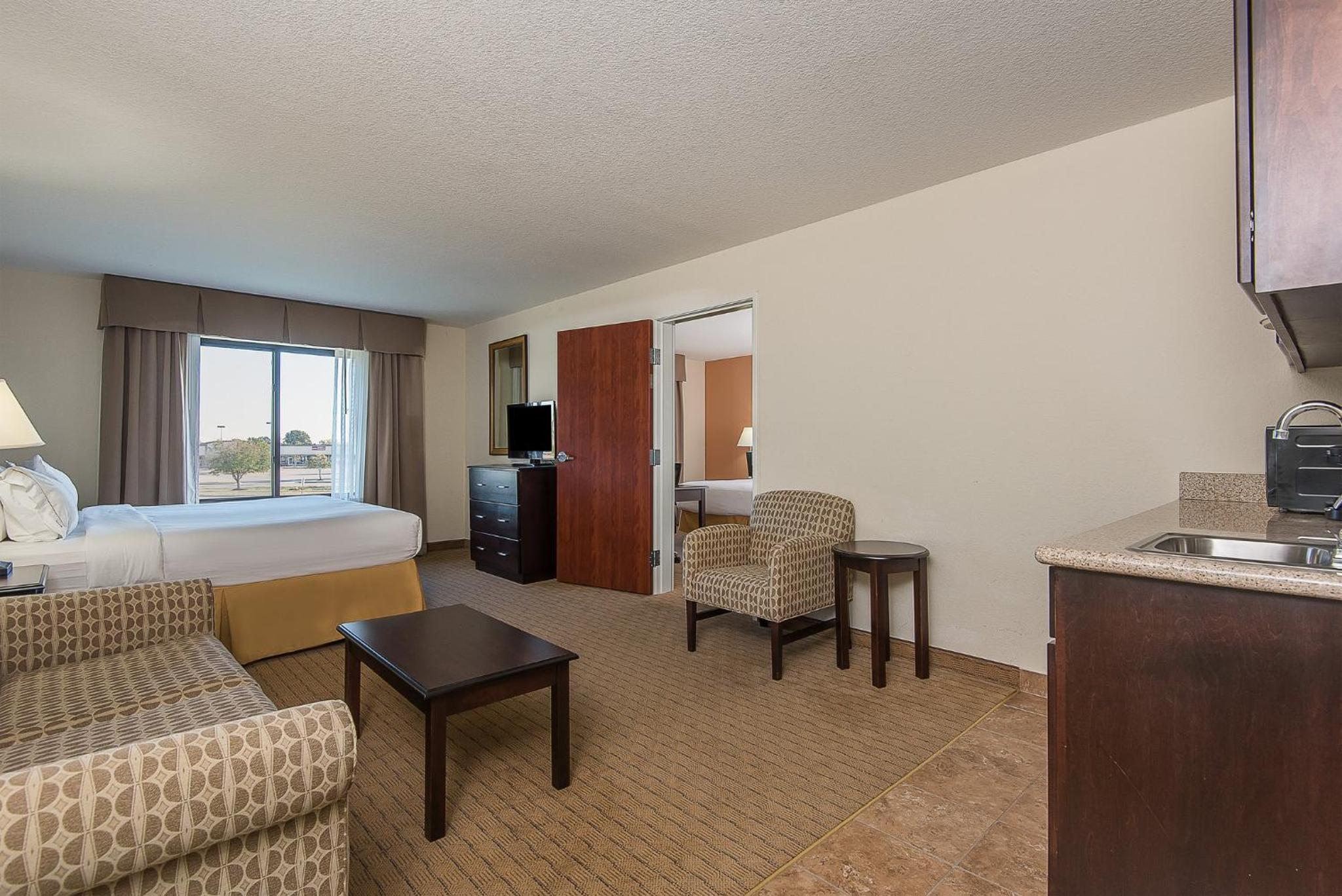 King Suite - Non-Smoking - Photo 1