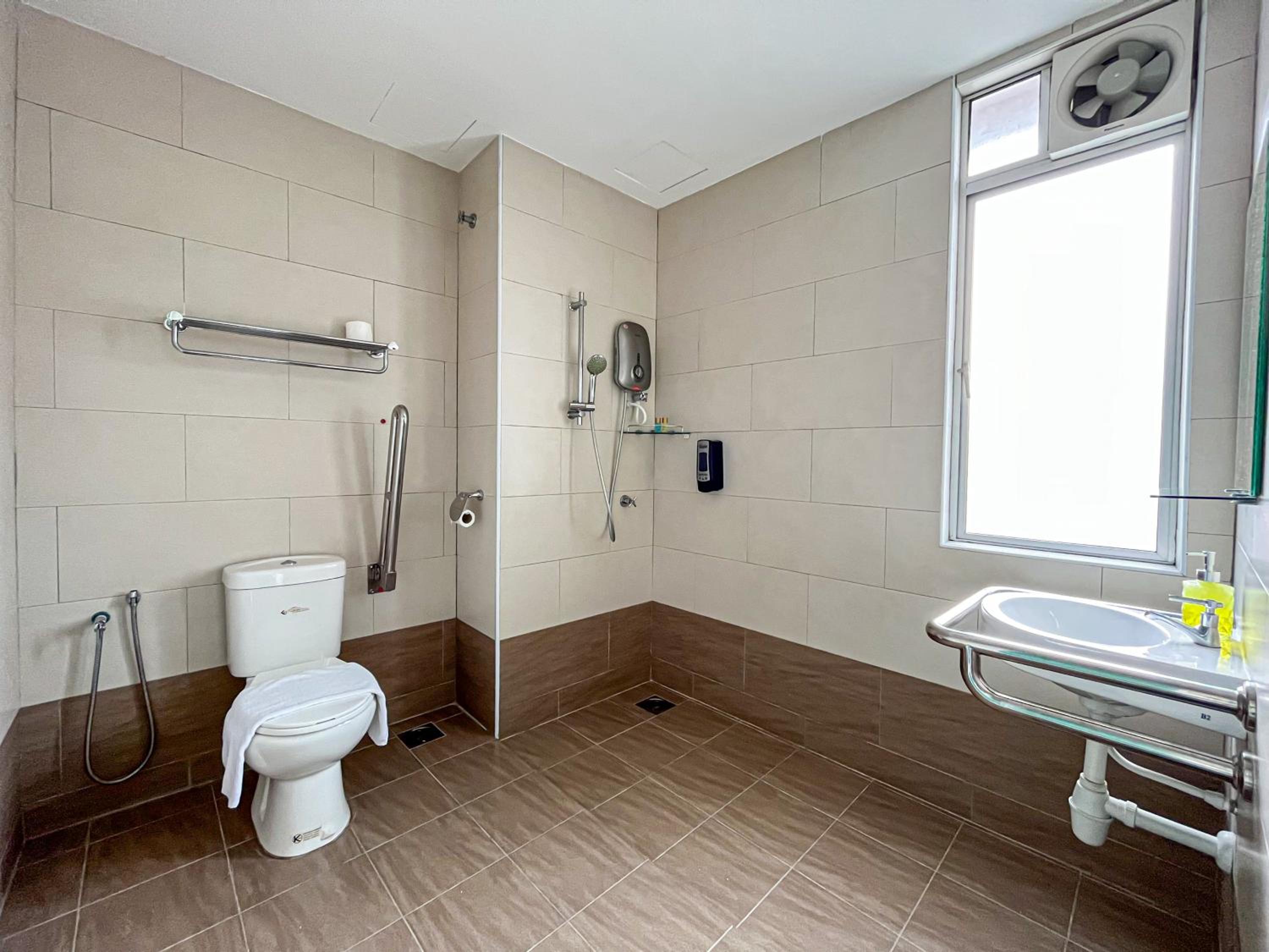 Deluxe King Room with City View - Photo 8