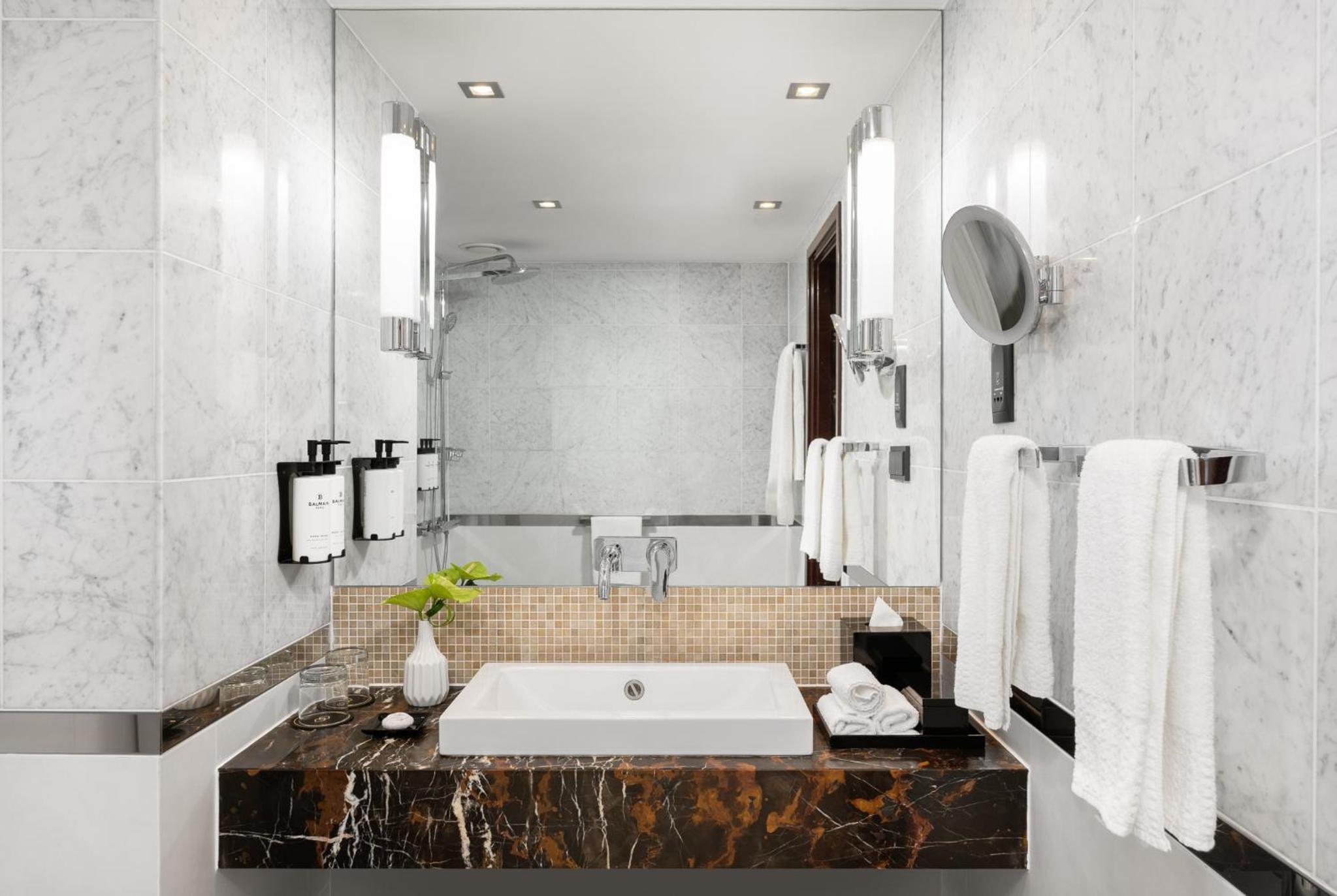 Luxury King Room with View - Photo 9