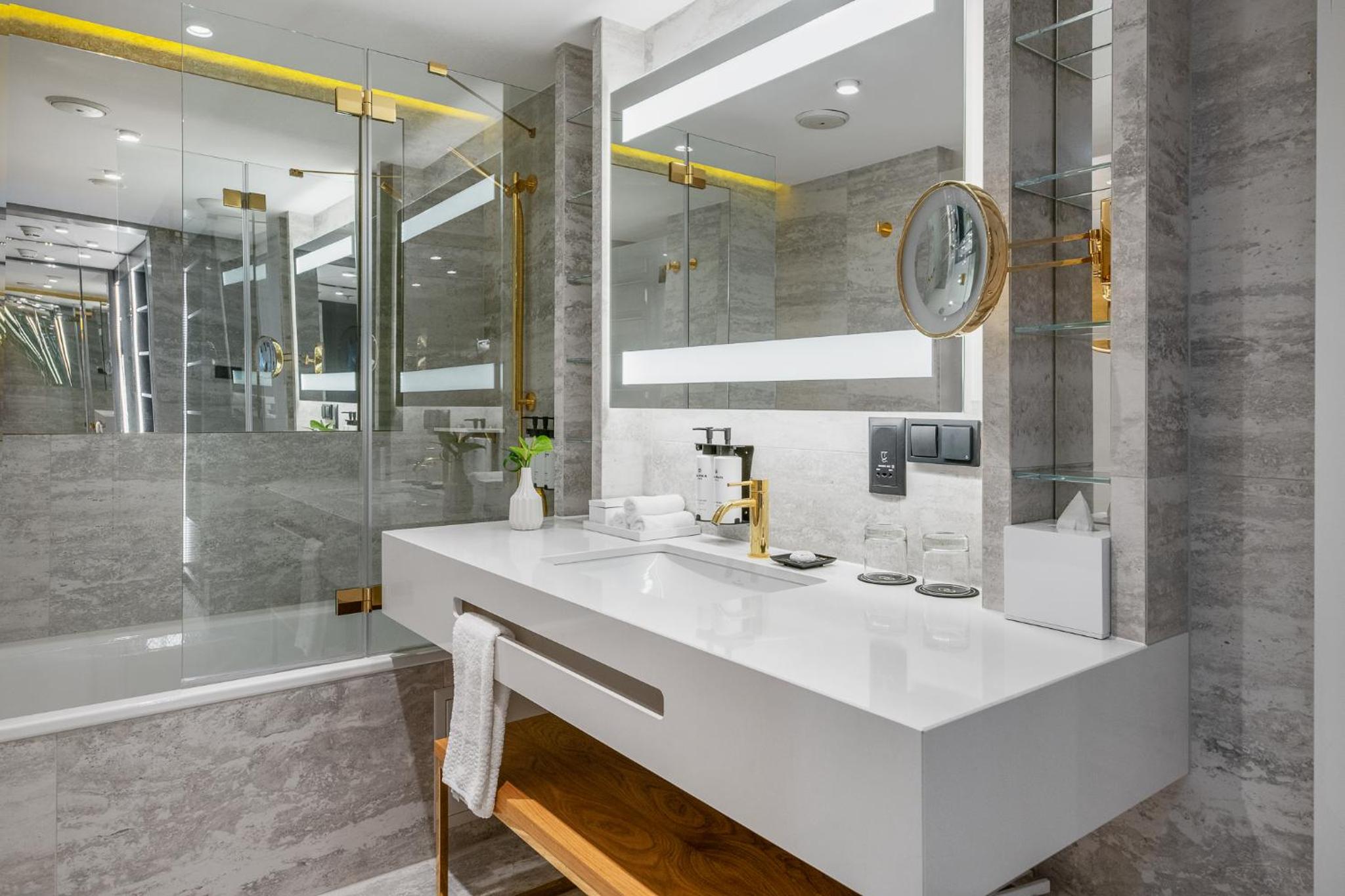 Opera King Suite - Photo 7