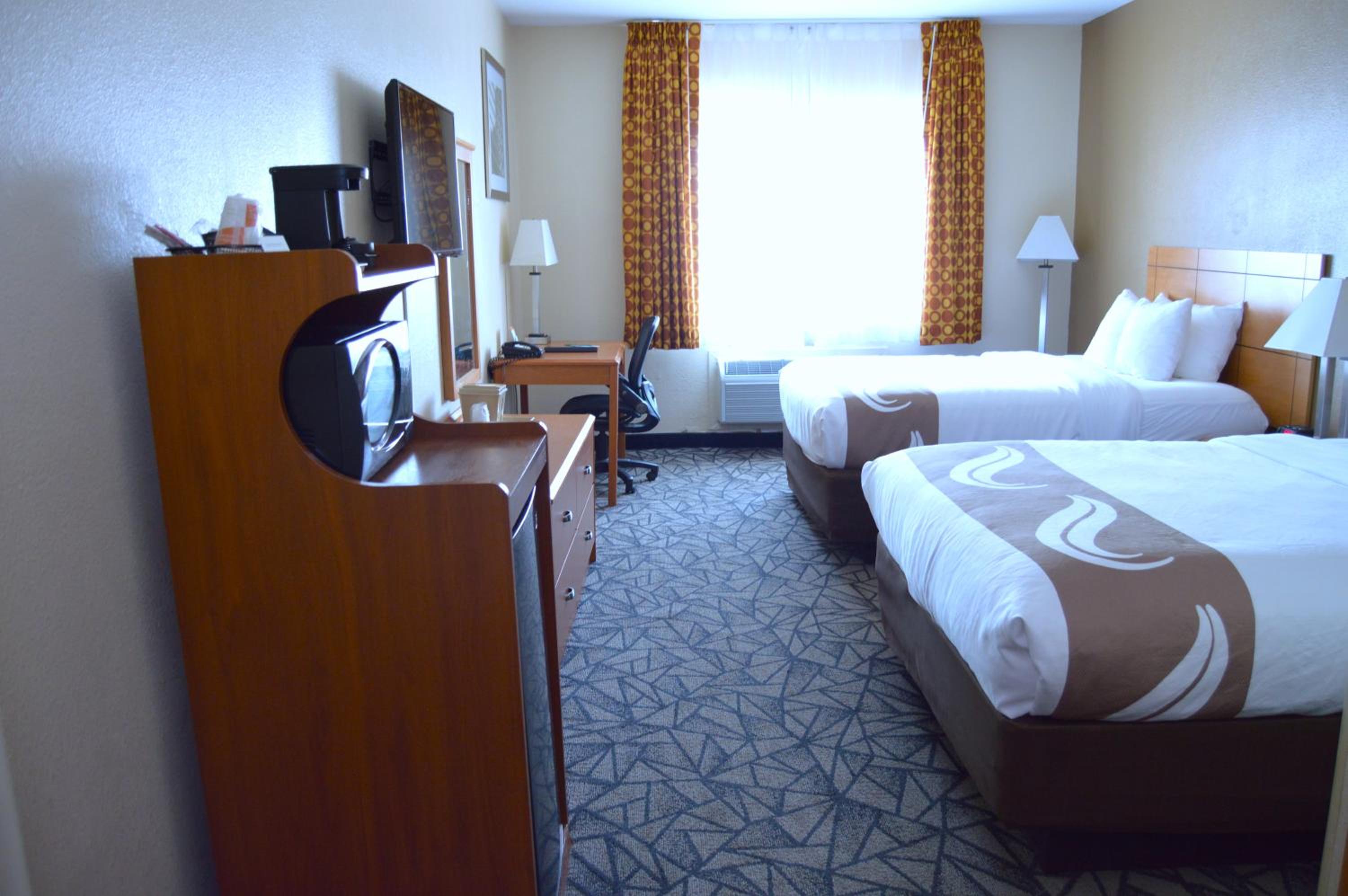 Queen Room with Two Queen Beds - Non-Smoking - Photo 3