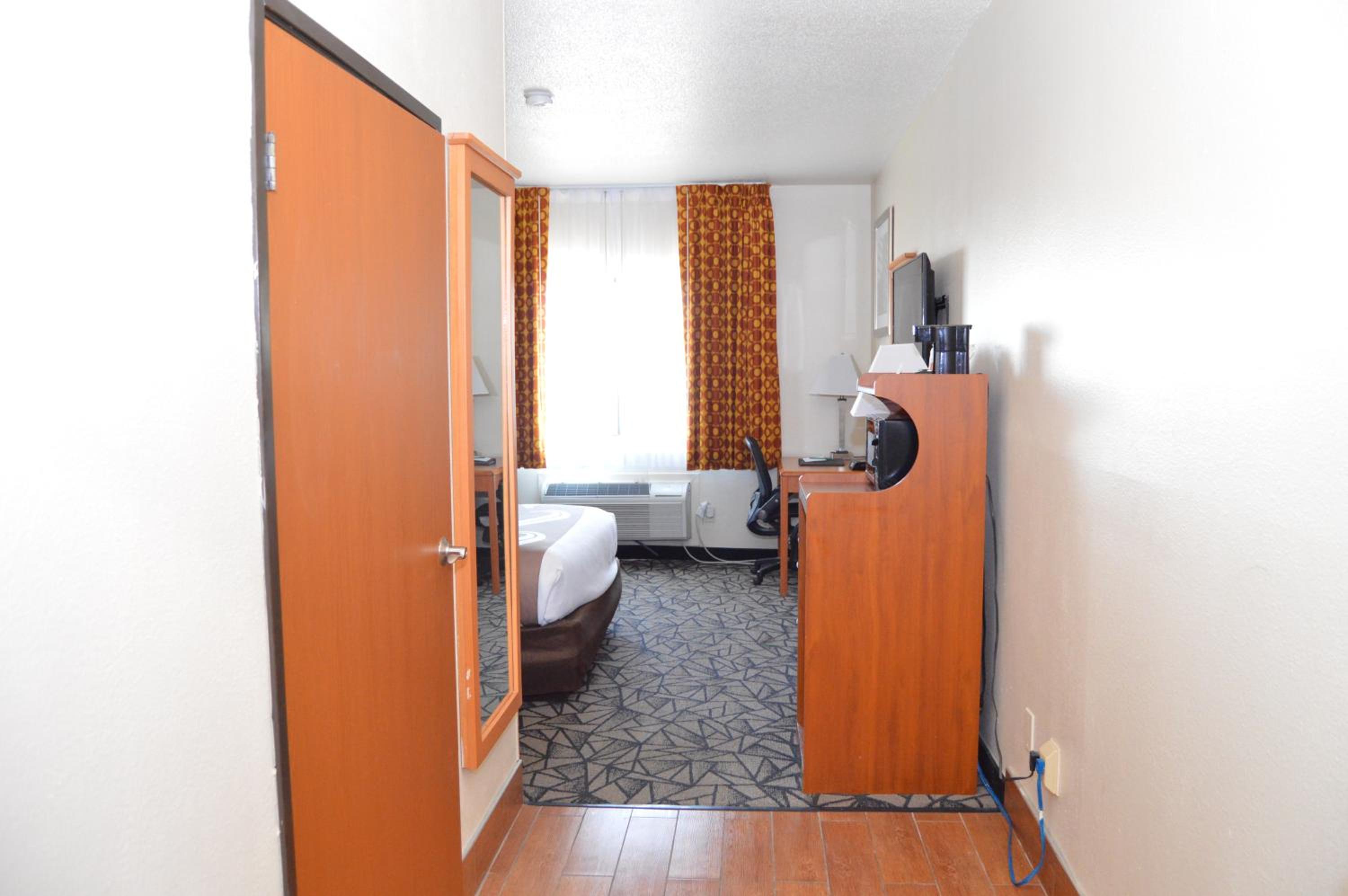 Queen Room - Mobility Accessible/Non-Smoking - Photo 3