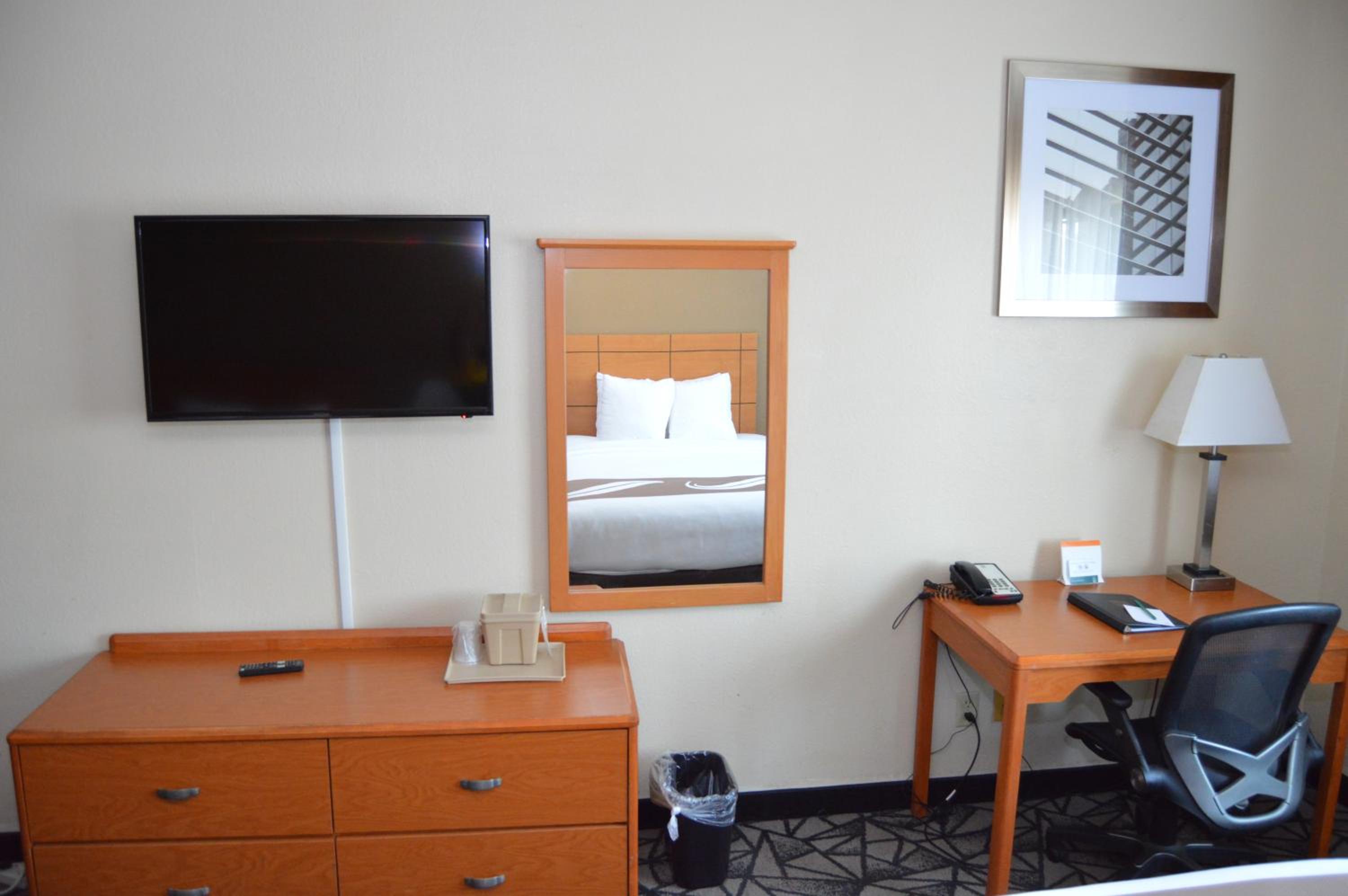 Queen Room with Two Queen Beds - Non-Smoking - Photo 2