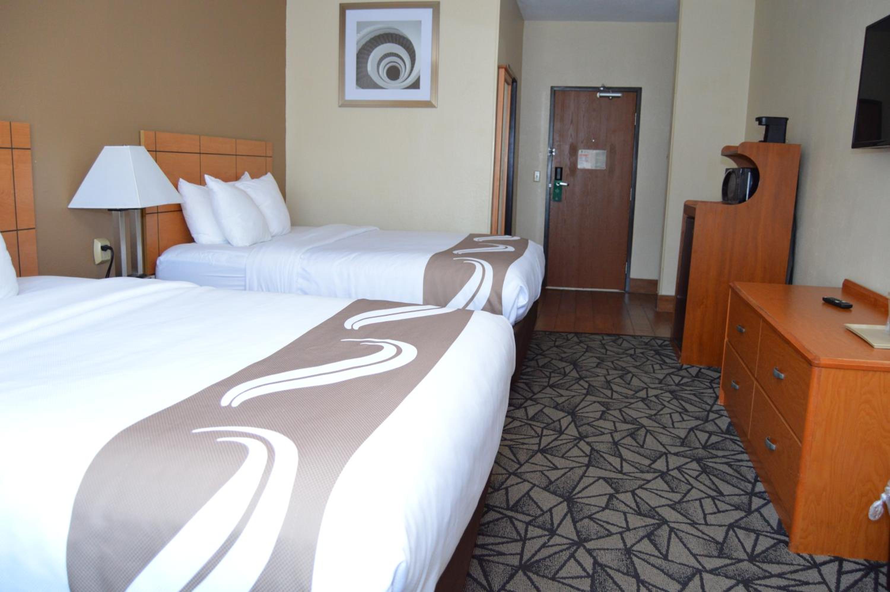 Queen Room with Two Queen Beds - Non-Smoking - Photo 4