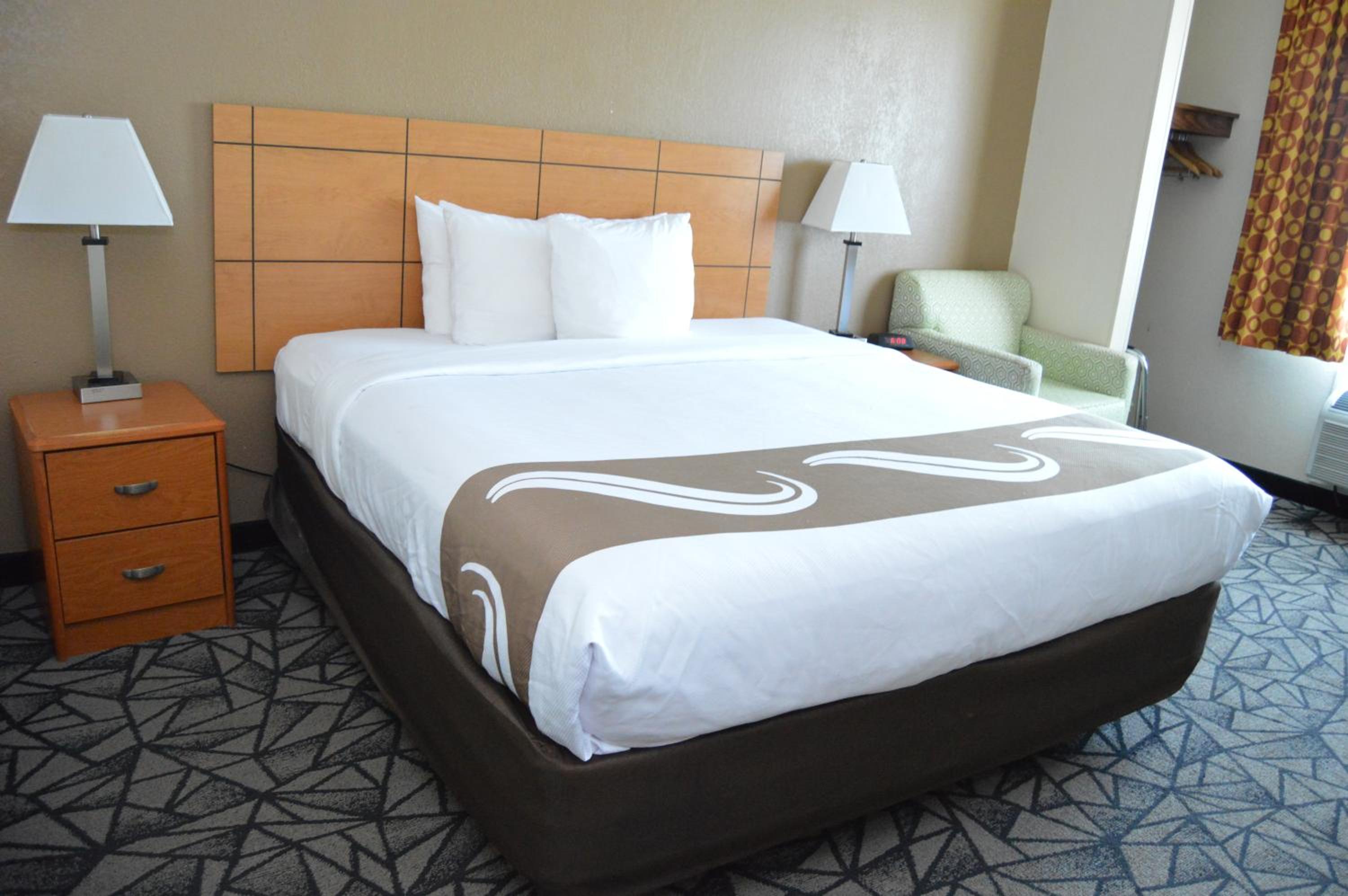 King Room - Non-Smoking - Photo 2