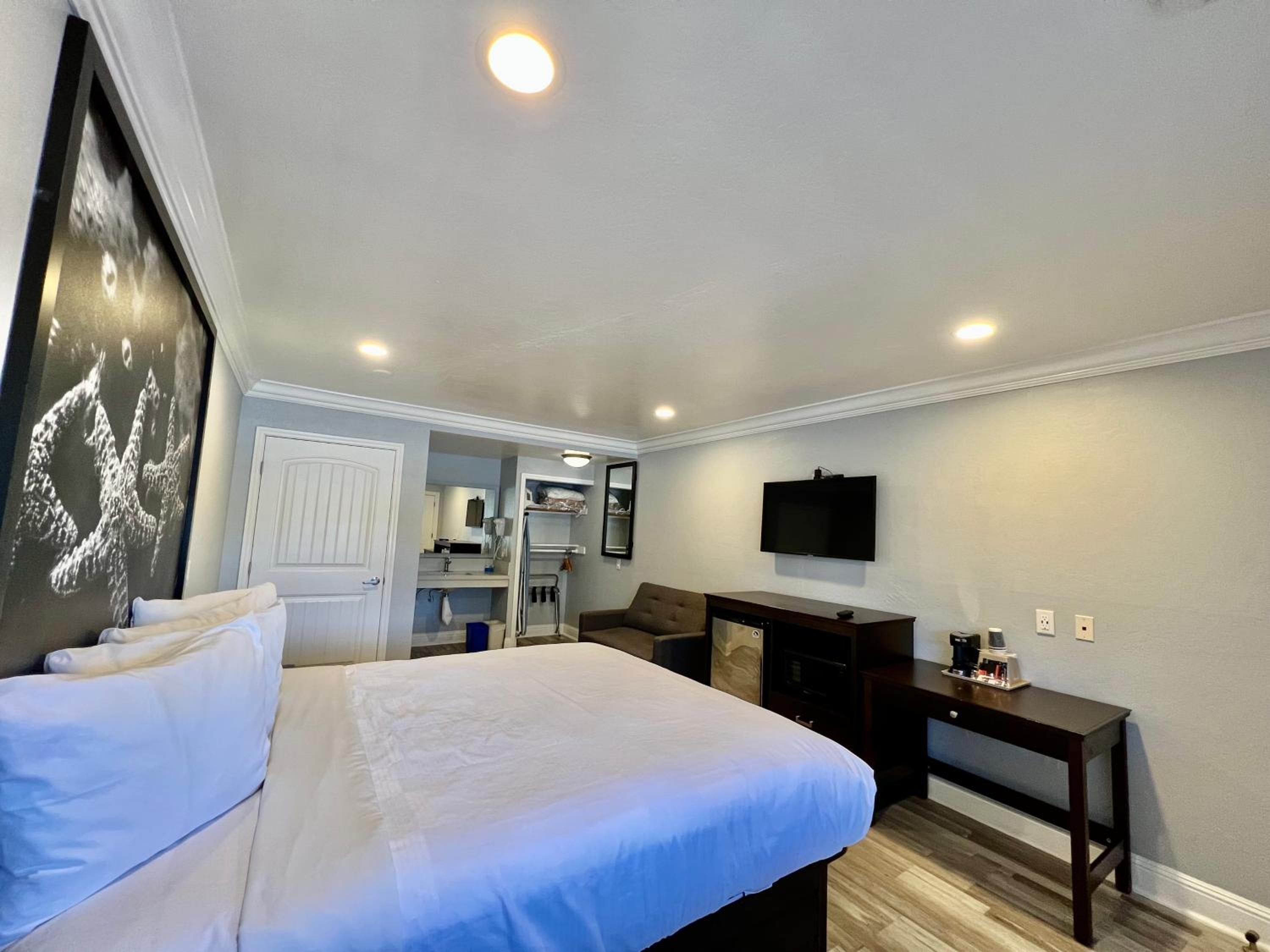King Room with Mobility/Hearing Impaired Access - Non-Smoking photo 3
