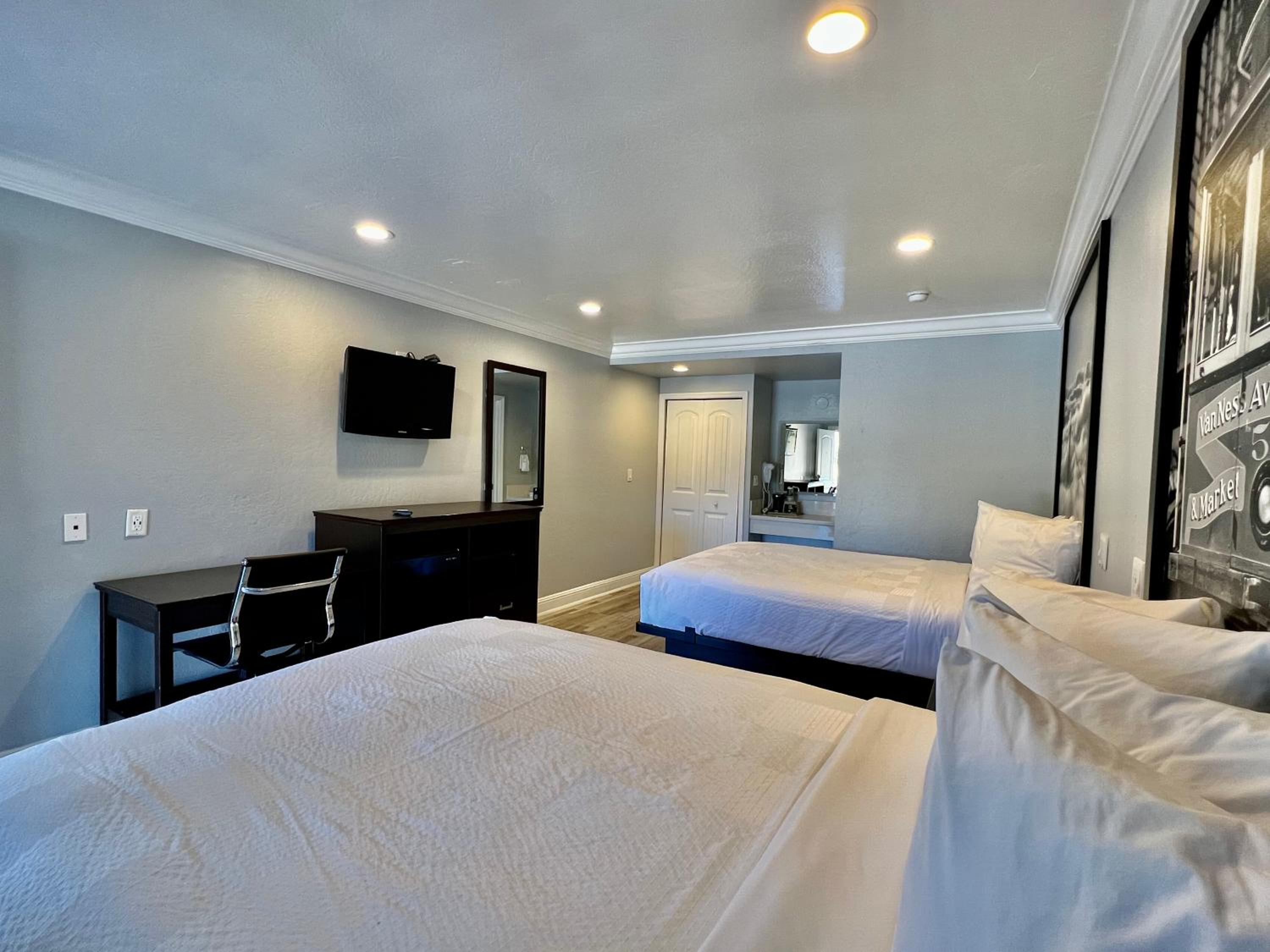Queen Room with Two Queen Beds - Non-Smoking - Photo 11