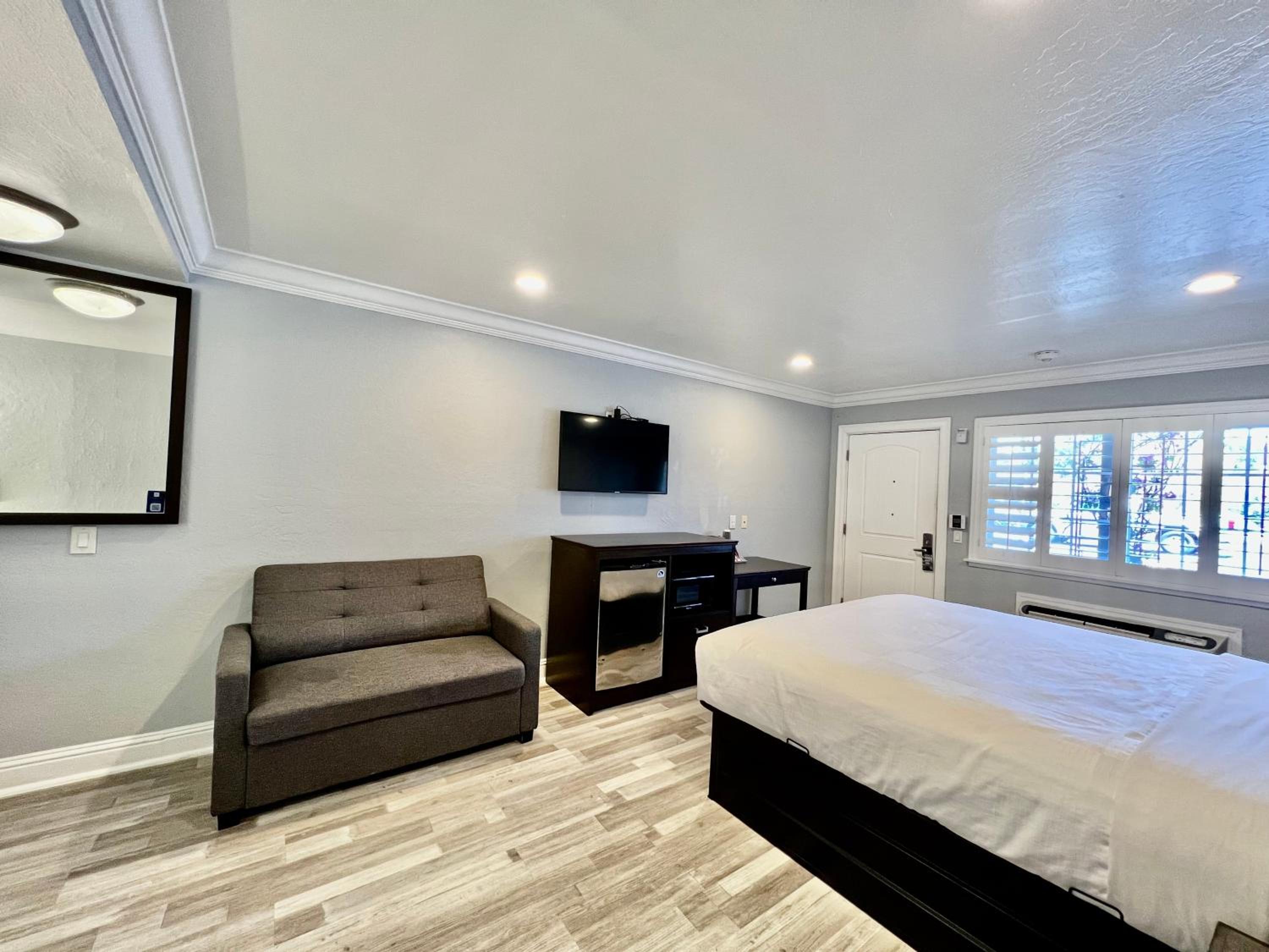 King Room with Mobility/Hearing Impaired Access - Non-Smoking photo 2