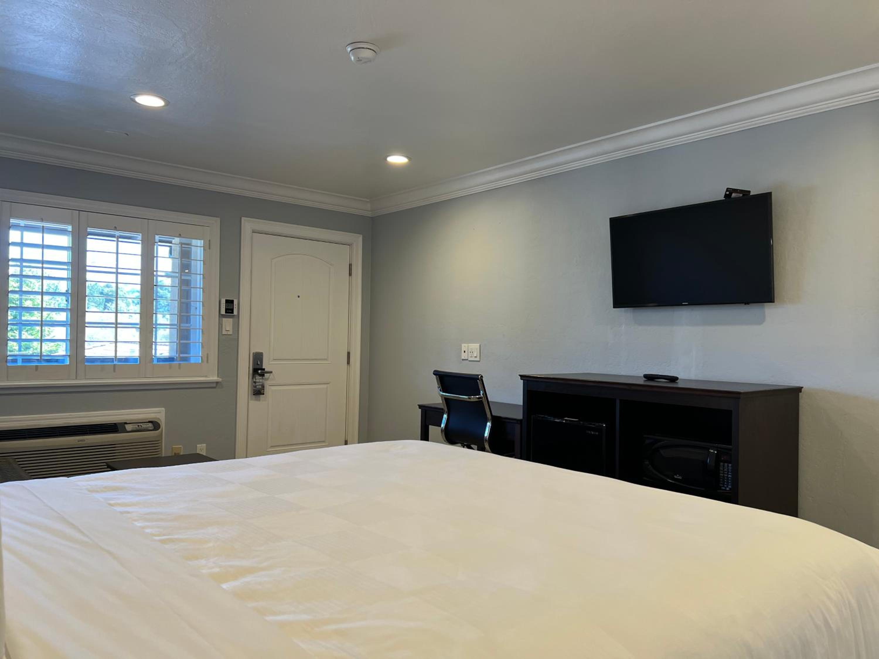 King Room - Non-Smoking - Photo 8