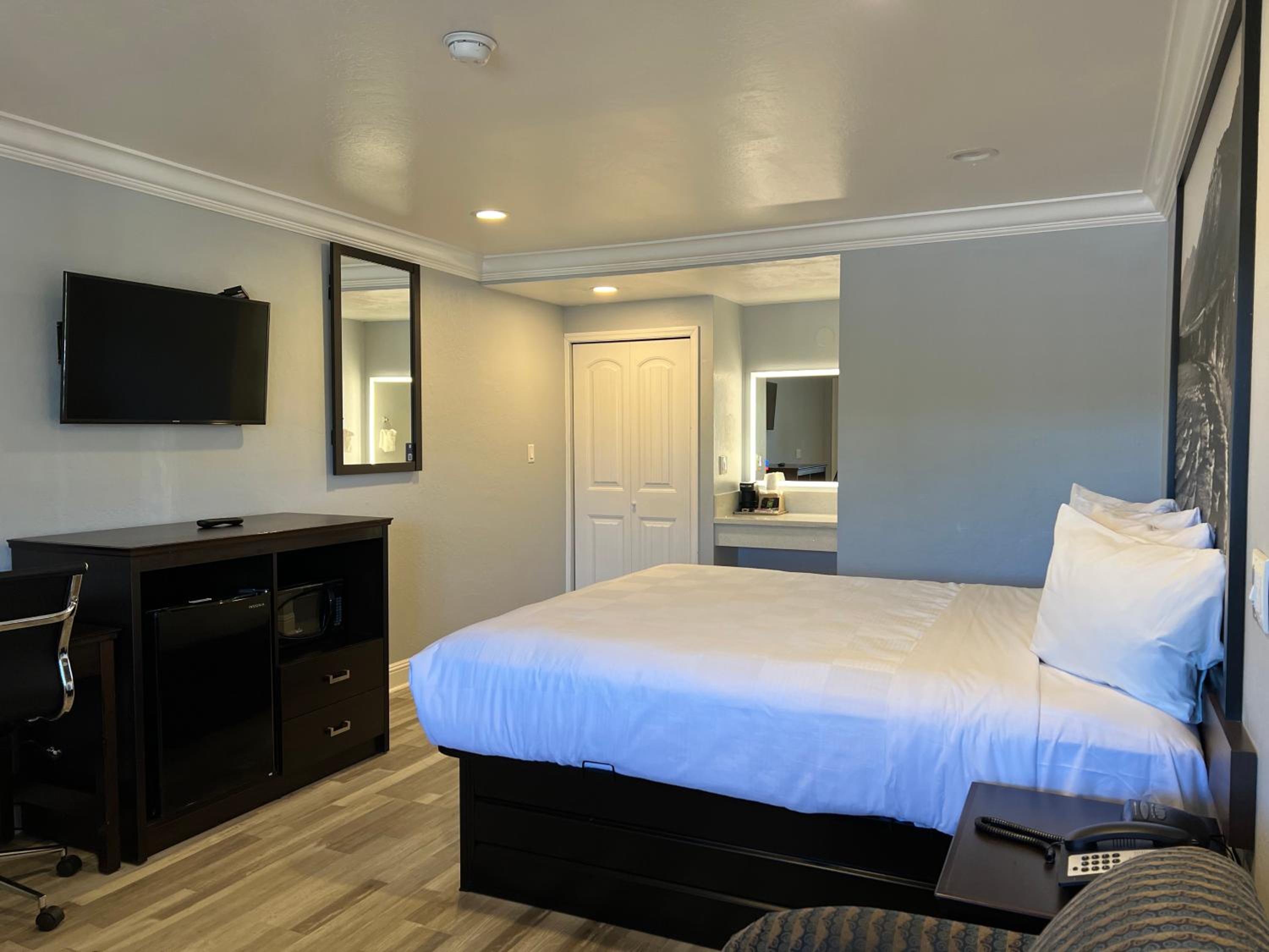 King Studio Suite - Non-Smoking - Photo 17