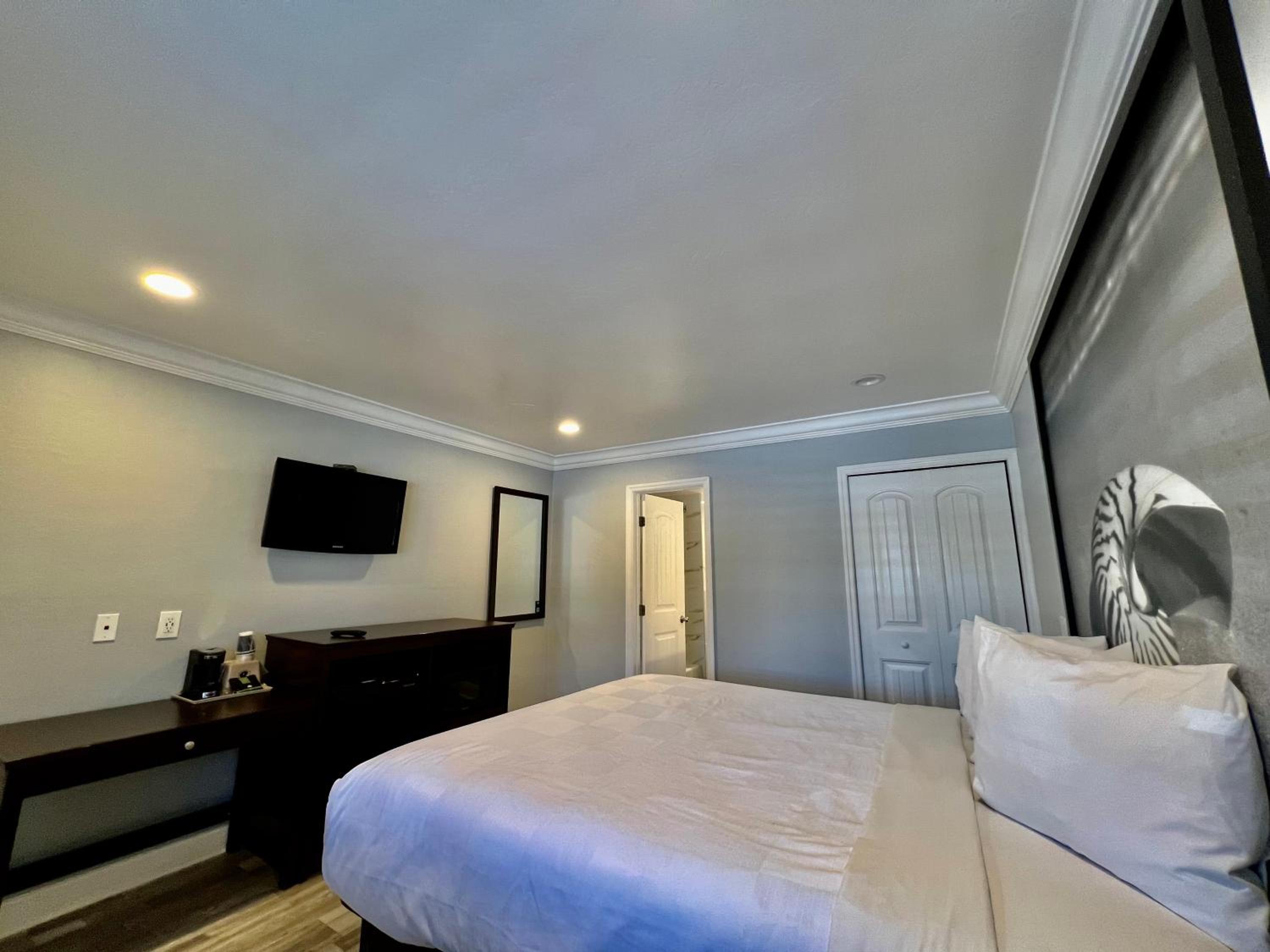 King Room - Non-Smoking - Photo 7
