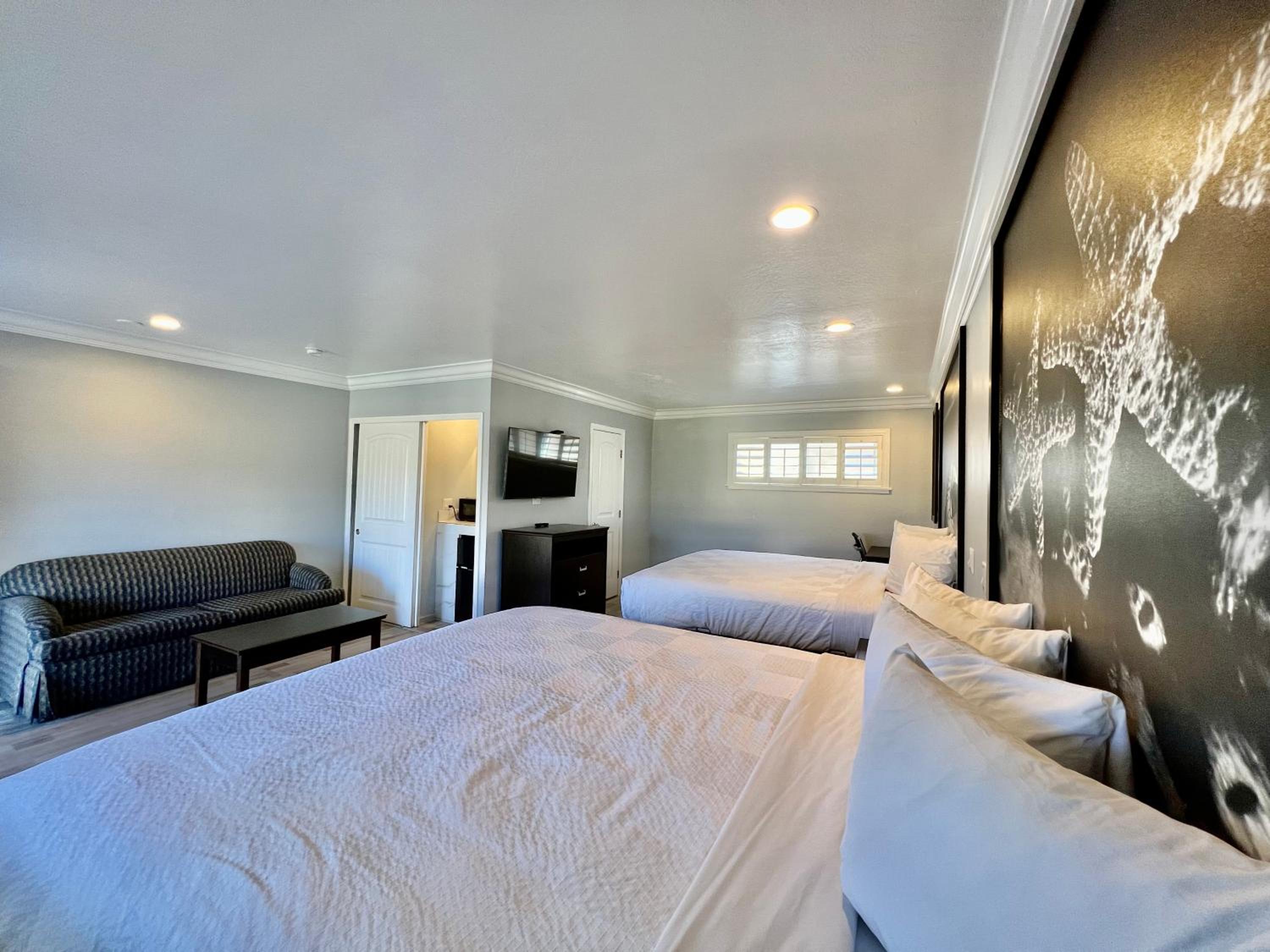 Studio Suite with Two King Beds - Non-Smoking - Photo 6