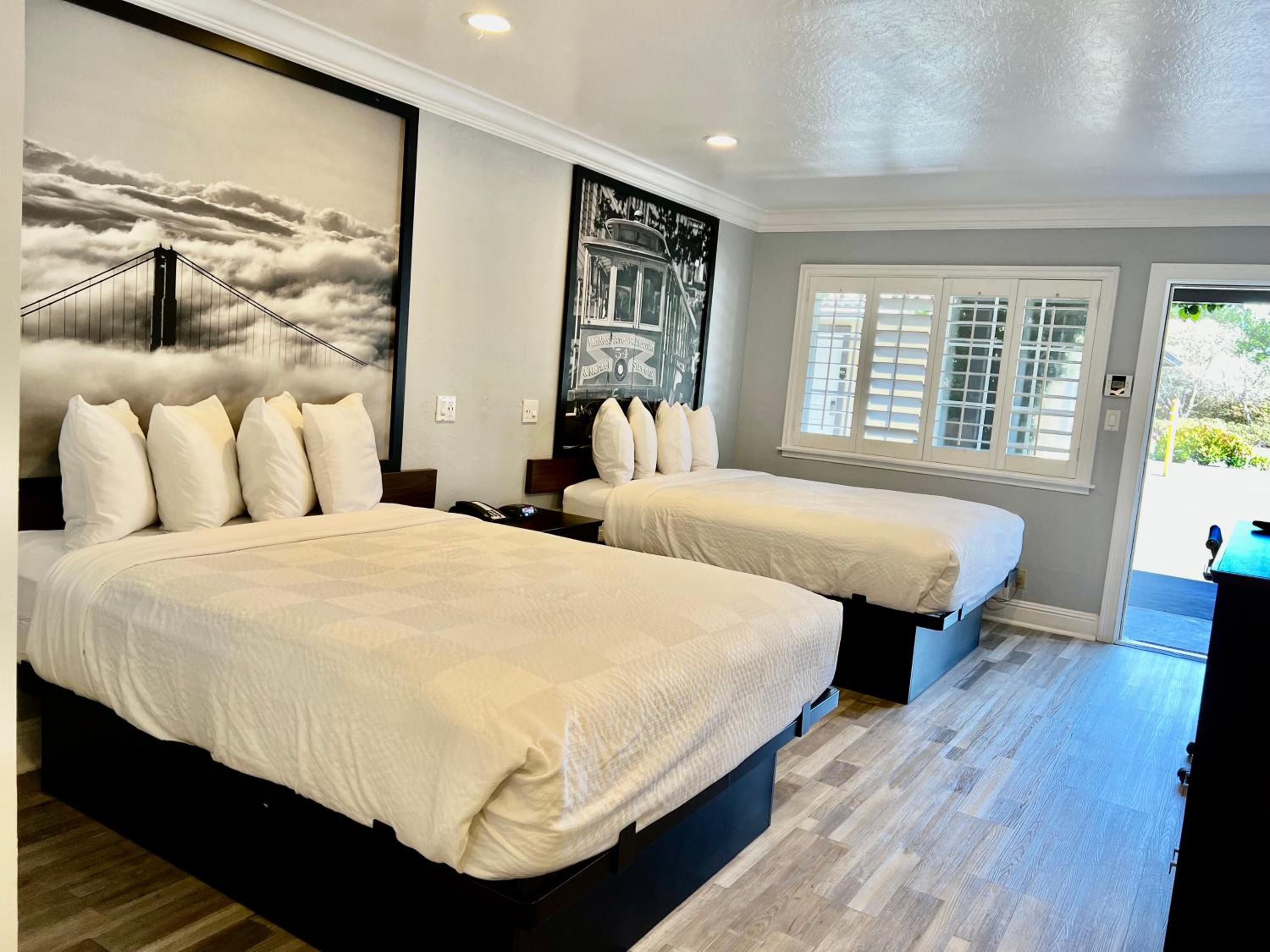 Queen Room with Two Queen Beds - Non-Smoking - Photo 12