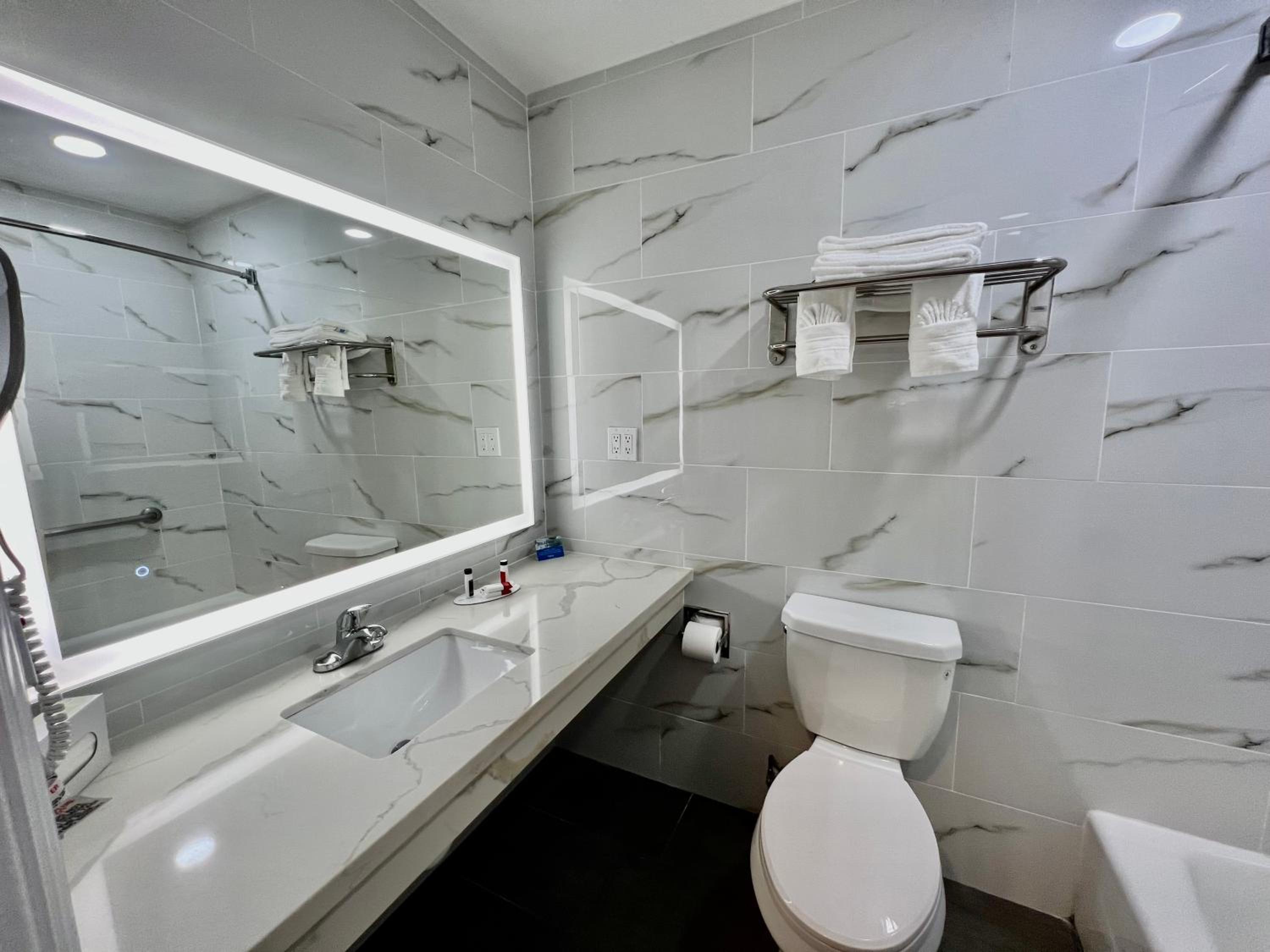 Queen Room - Non-Smoking - Photo 5