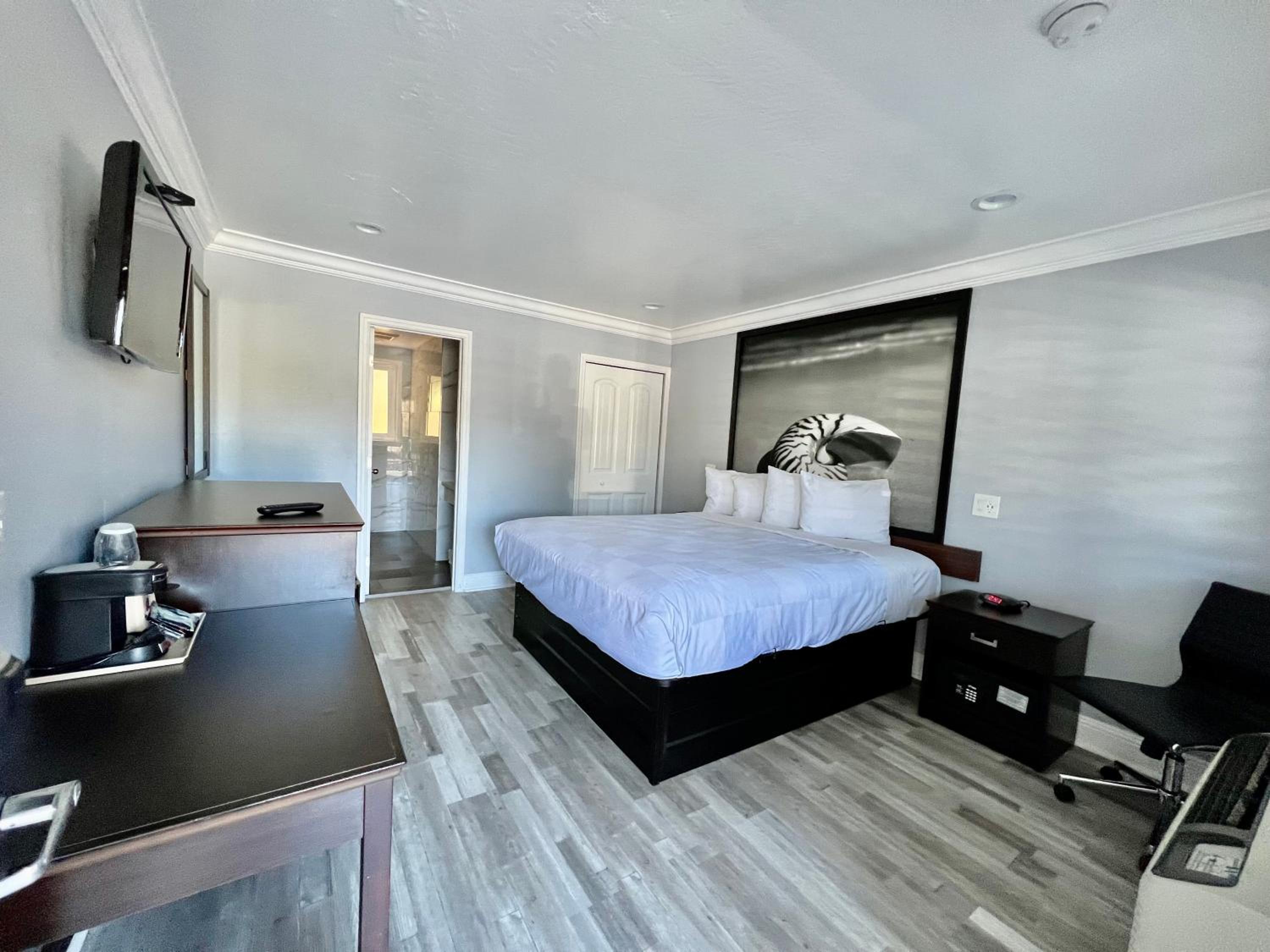 King Room - Non-Smoking - Photo 9