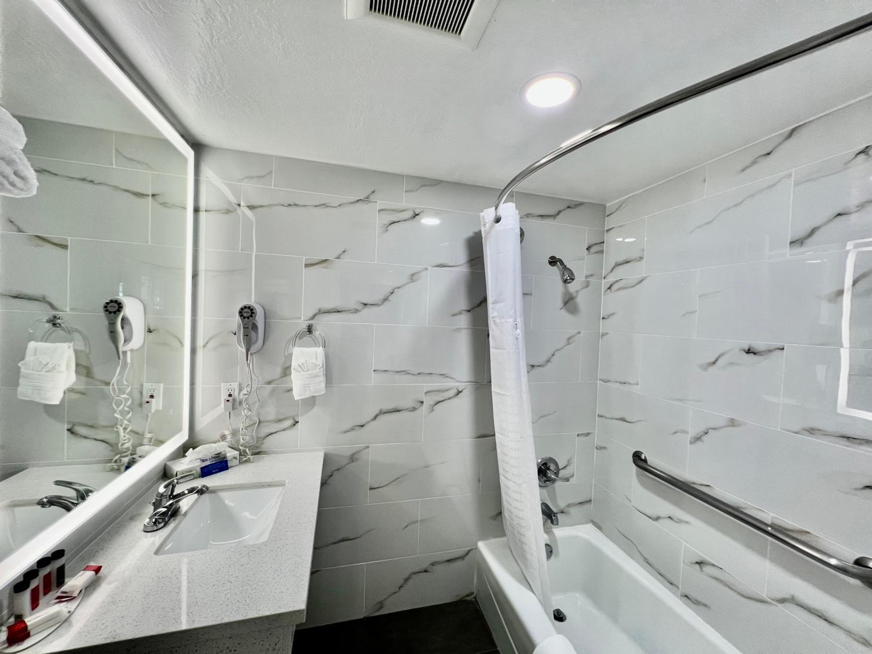 Studio Suite with Two King Beds - Non-Smoking - Photo 2
