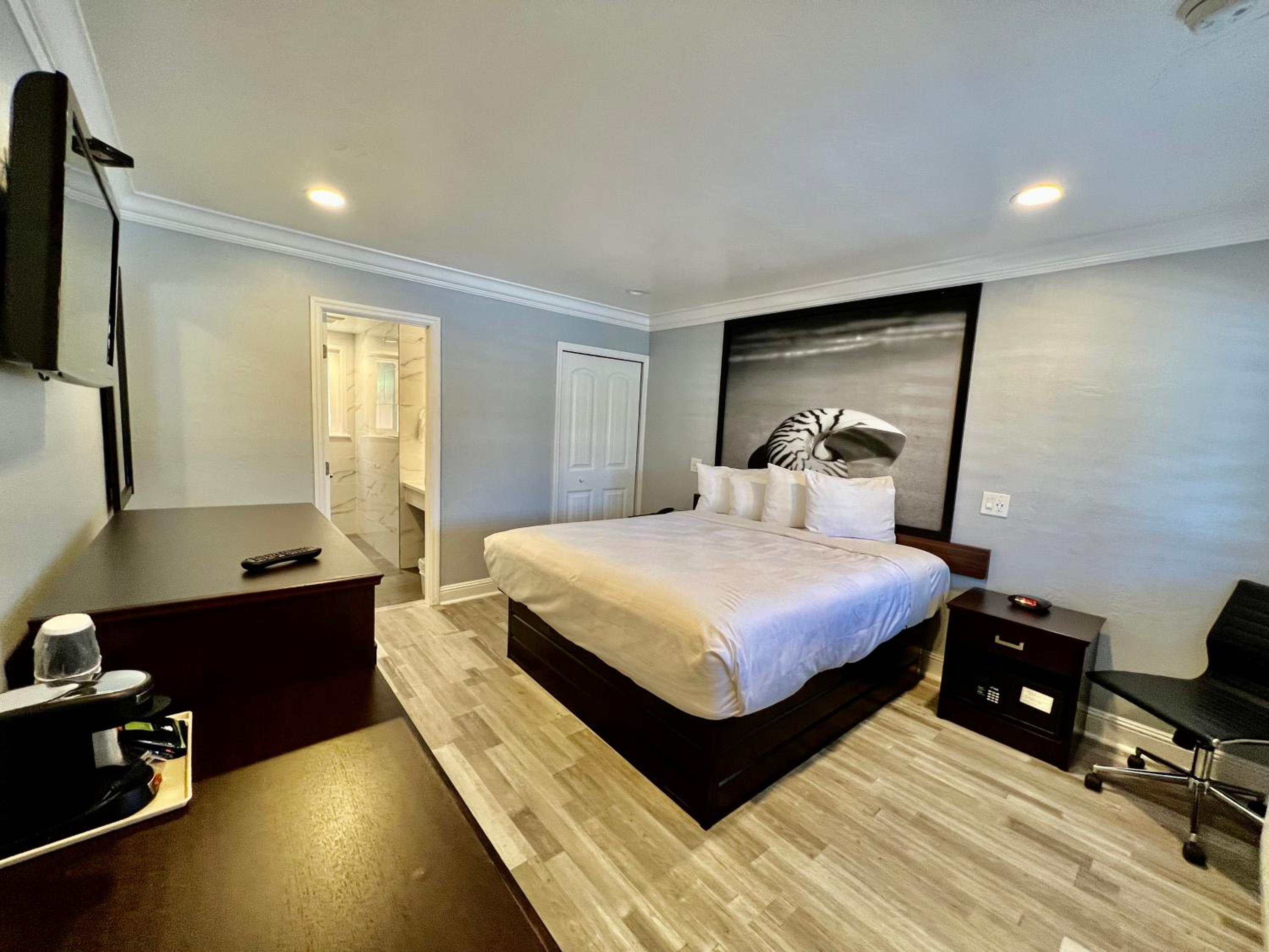 King Room - Non-Smoking - Photo 10