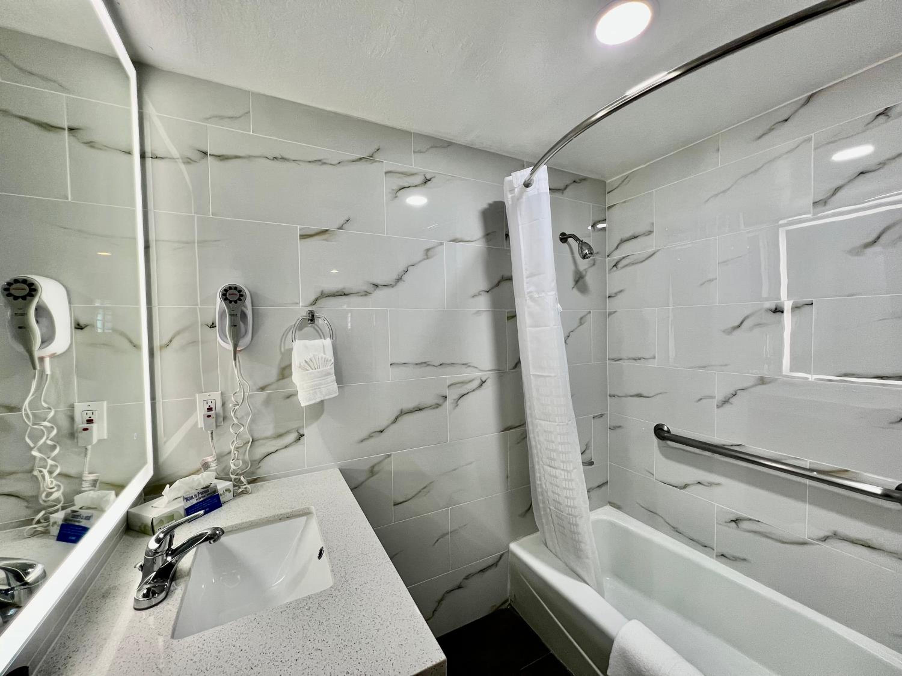 Studio Suite with Two King Beds - Non-Smoking - Photo 15