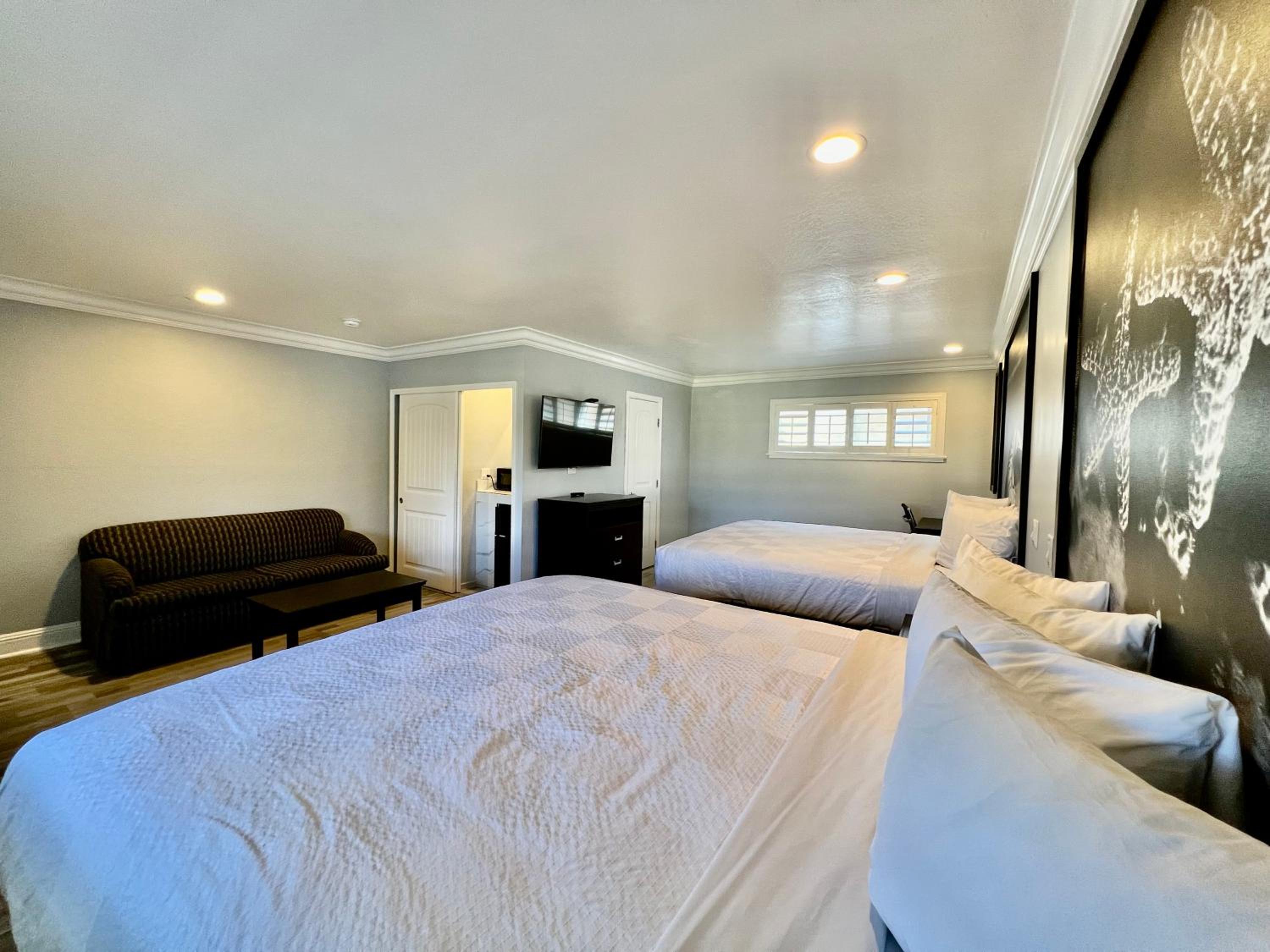 Studio Suite with Two King Beds - Non-Smoking - Photo 13