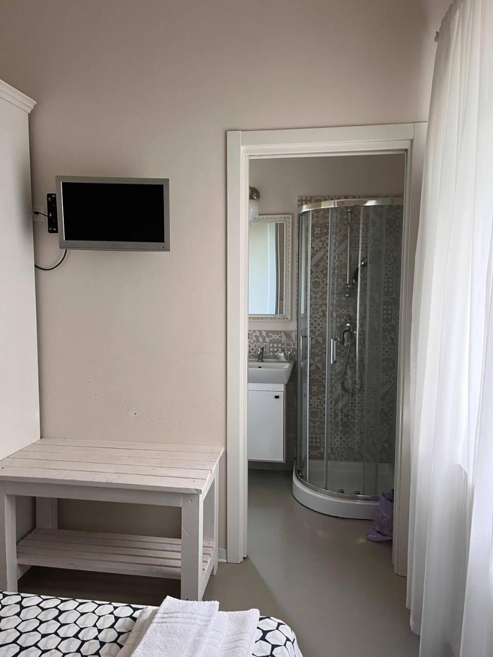 Double Room with Private Bathroom - Photo 4