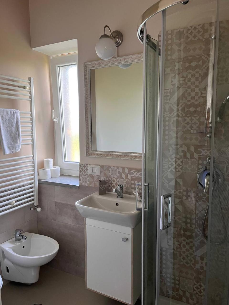 Double Room with Private Bathroom - Photo 2