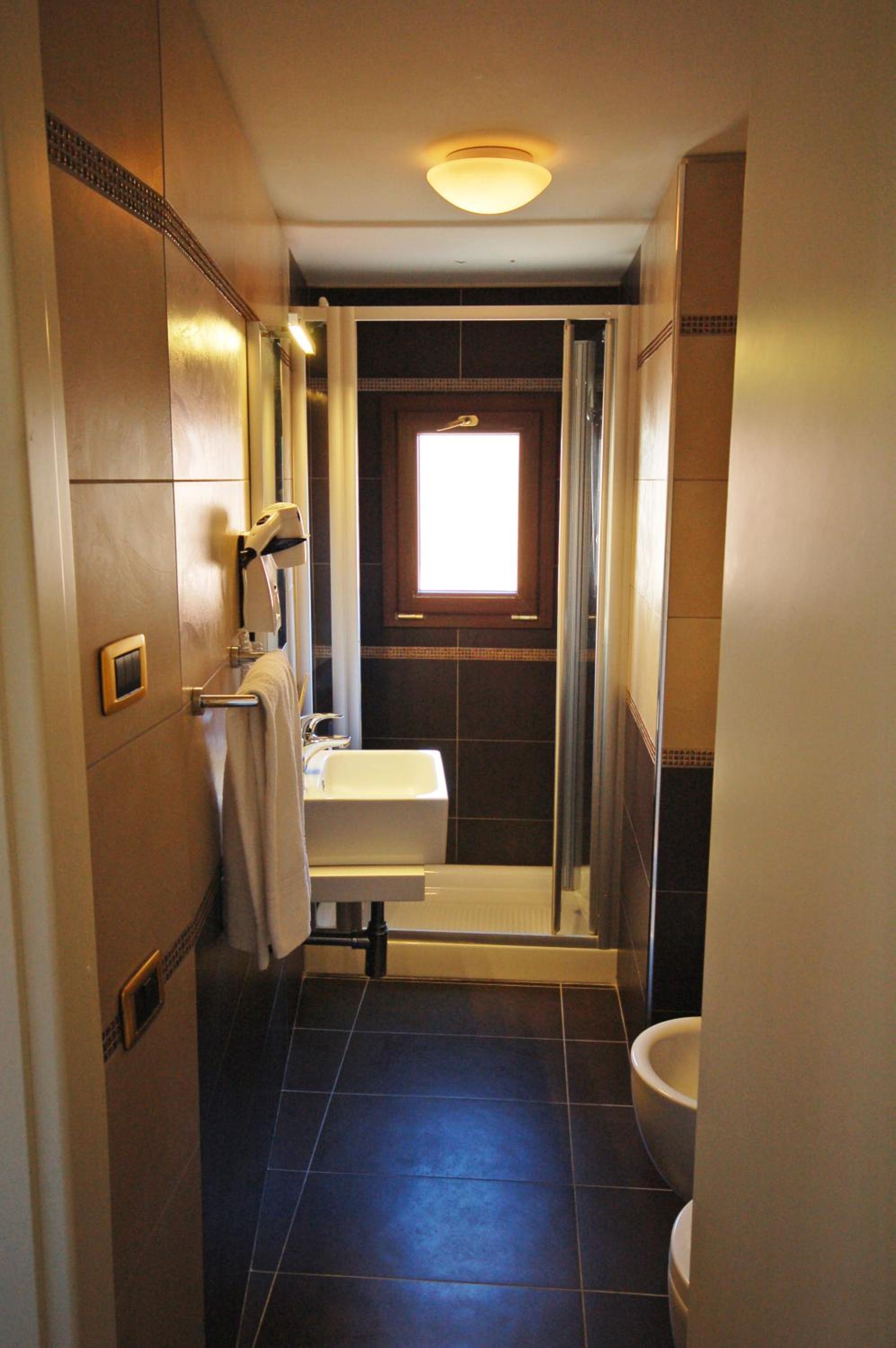 Small Double Room thumbnail 5